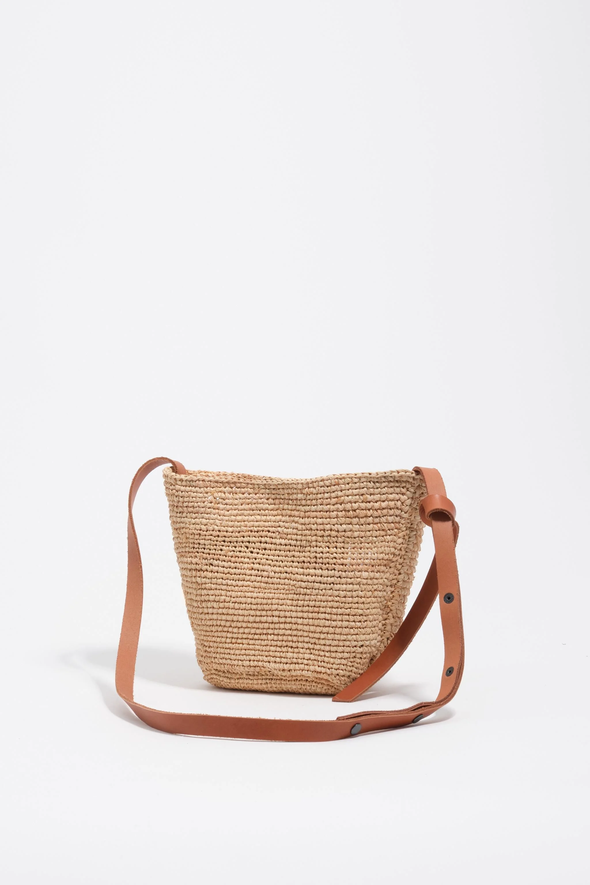 Bolsa pequena trançada de ráfia natural