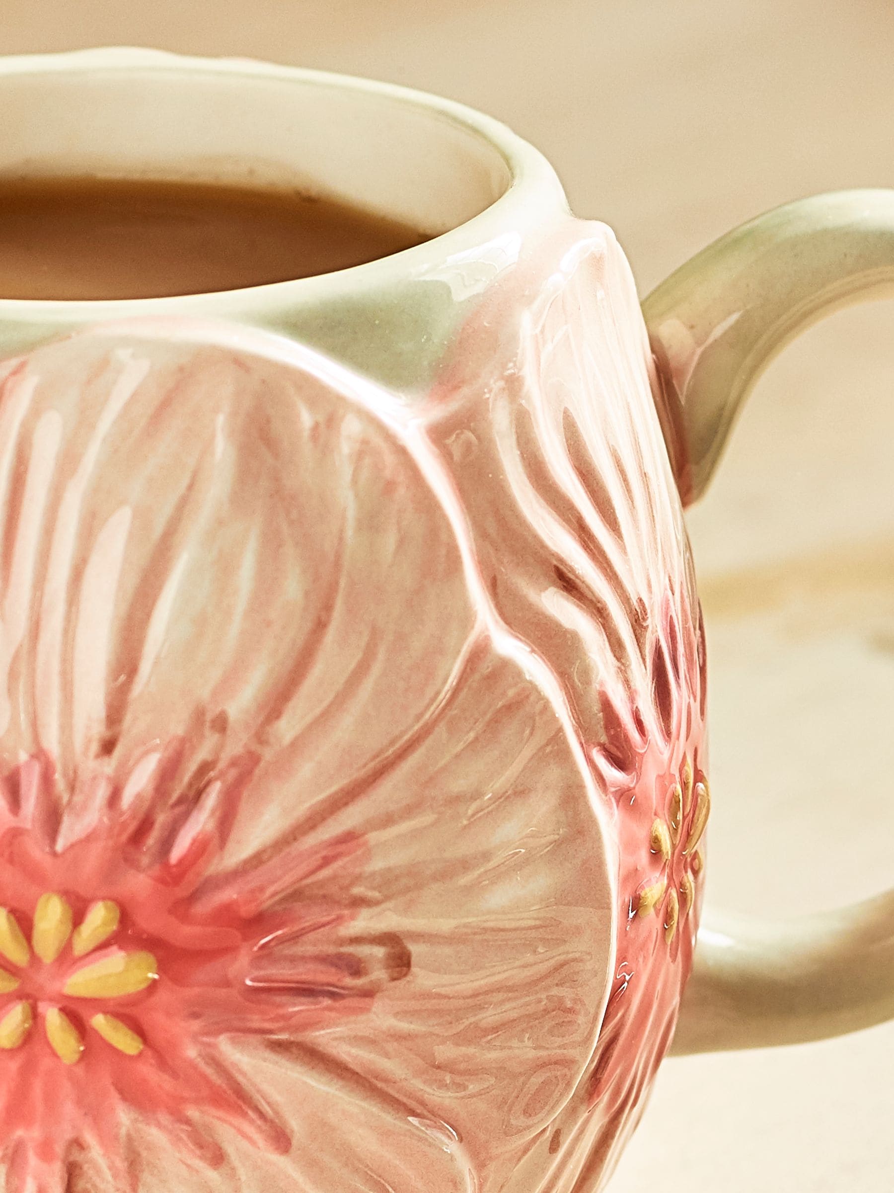 Gebloemde mok met textuur