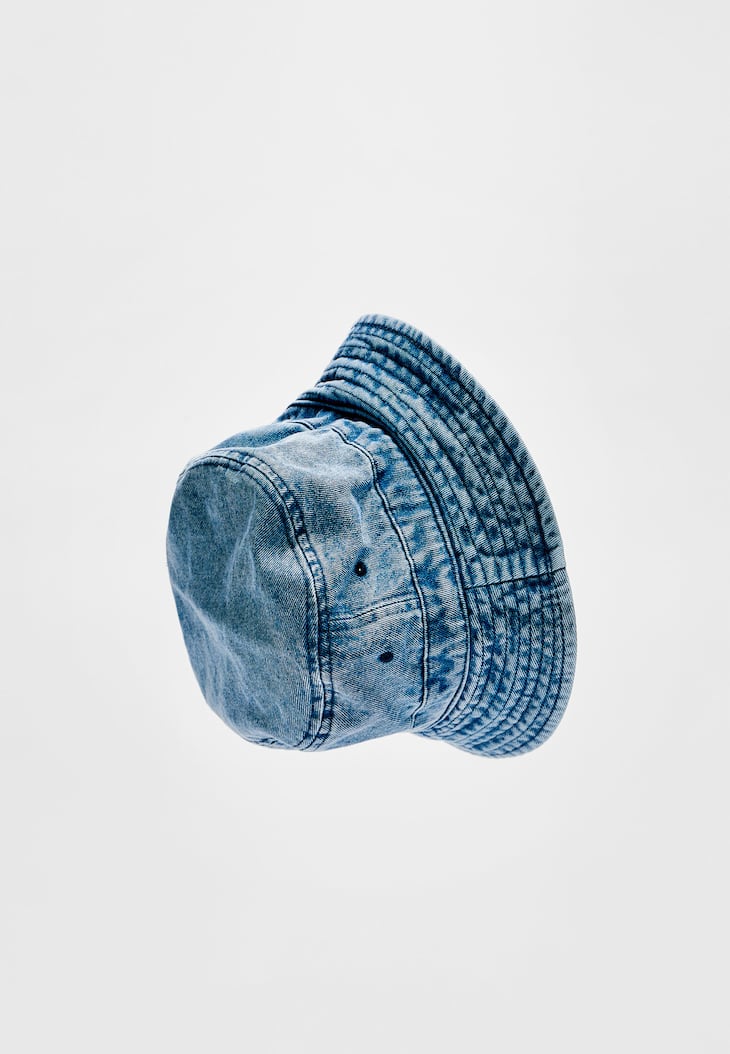chapéu bucket de brim desbotado