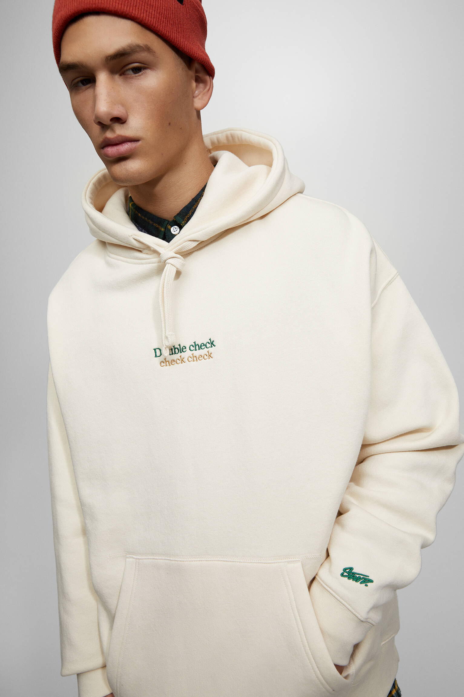 MOLETOM COM CAPUZ E TEXTO BORDADO - BRANCO SUJO