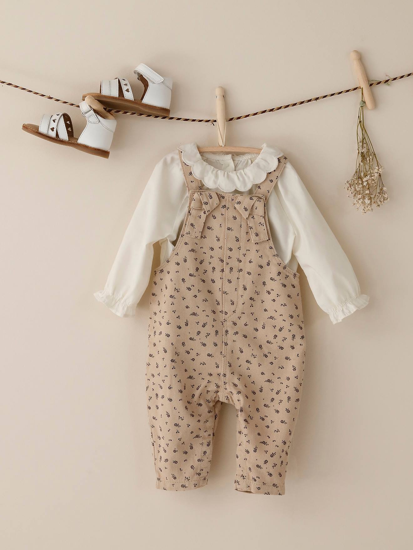 Conjunto de jardineira e blusa estampadas para bebê, branco claro liso.