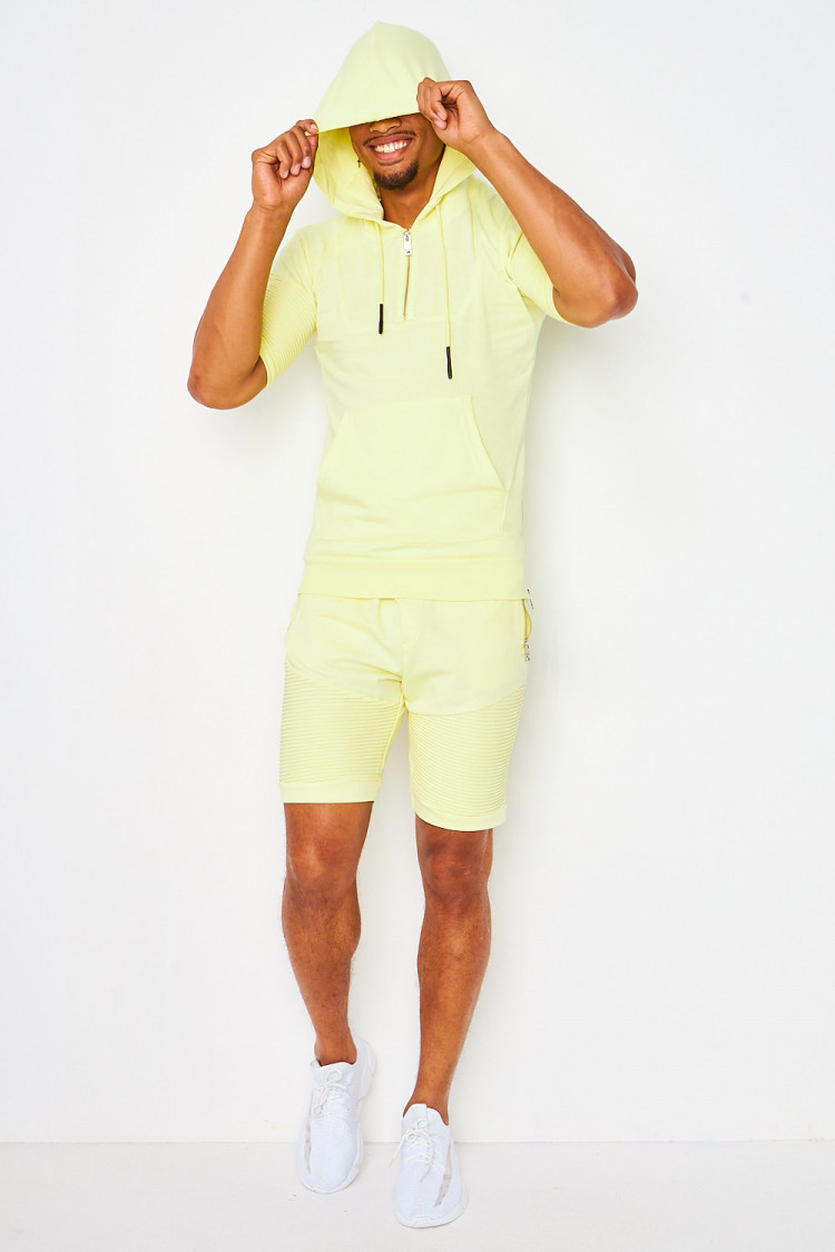 Short jaune avec motif en relief sur les cuisses