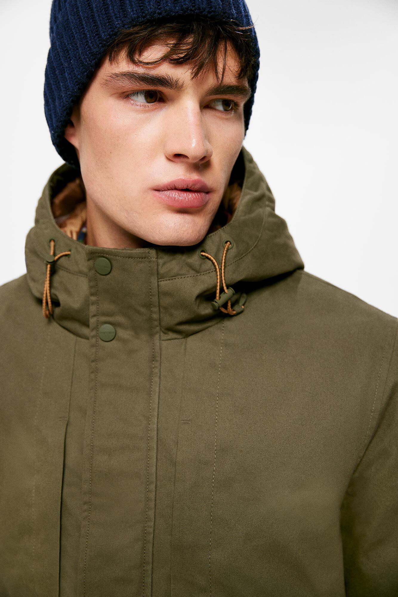 Parka curta acolchoada com capuz.