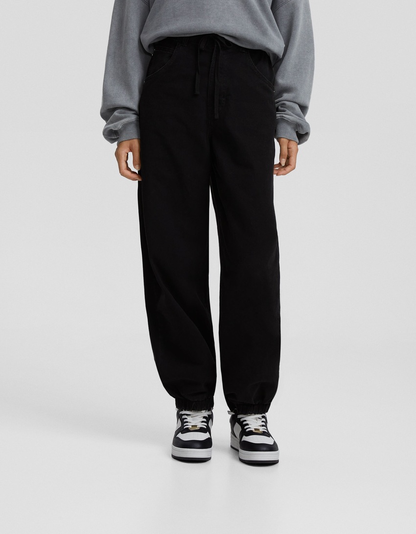 Calça jogger de algodão com cordão.