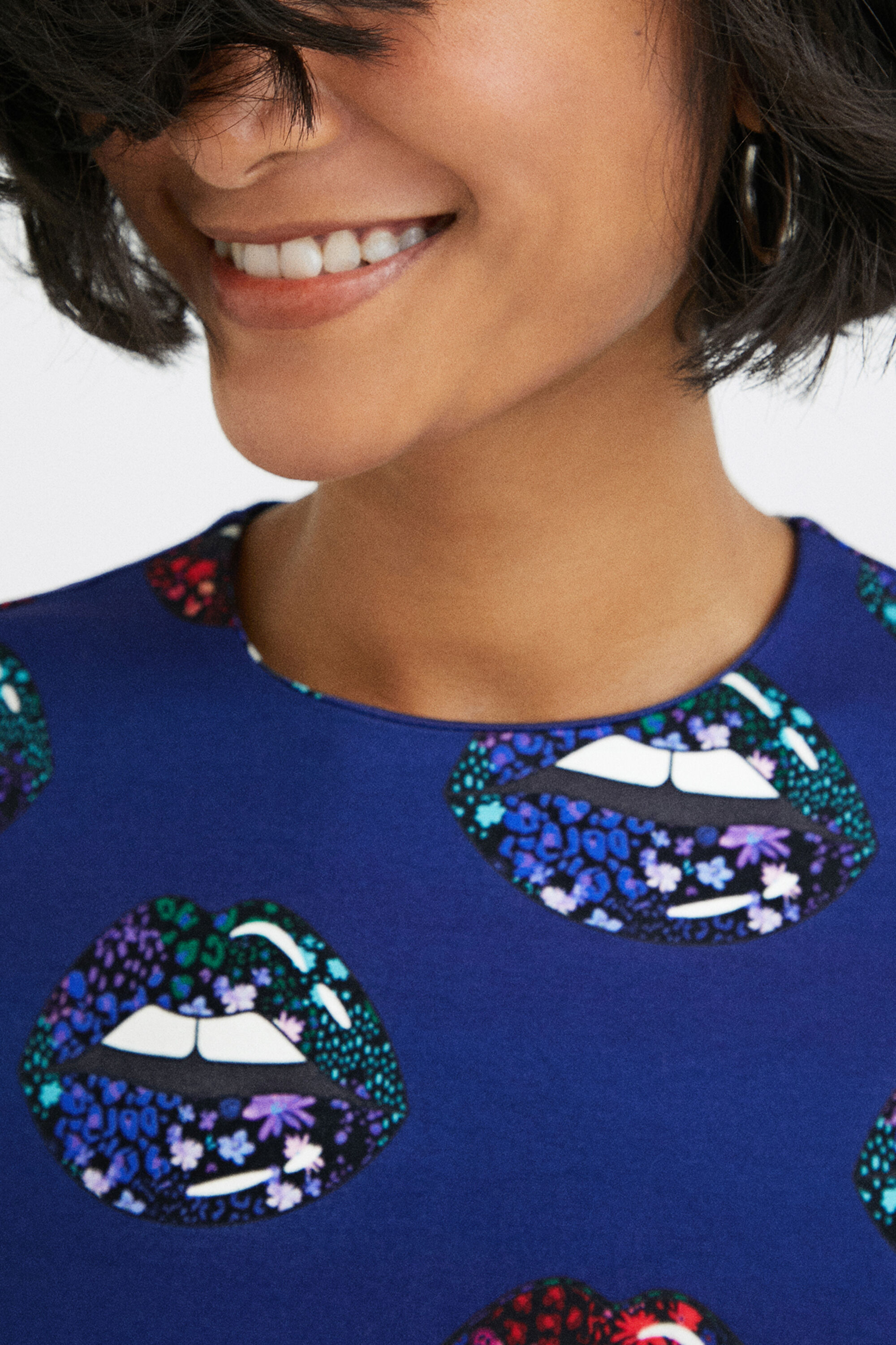 Robe courte ajustée avec lèvres