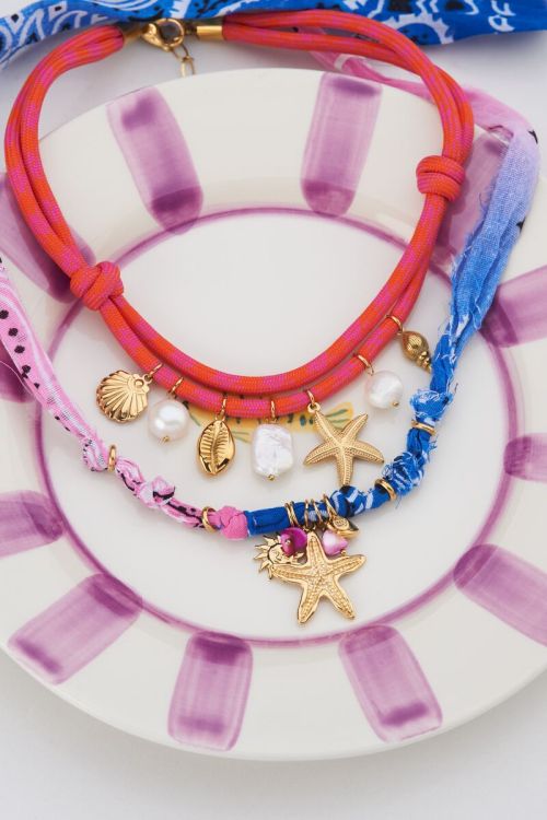 Roze touwketting met schelpen bedels