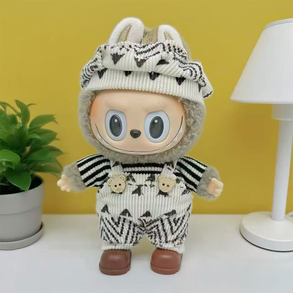 (3-tlg. Set) Monsterhäschen Strick Overall Puppen Zubehör Latzhose Verkleidungs Accessoire mit Teddy Knöpfe inkl. T-Shirt / Mütze - Weiss / Schwarz
