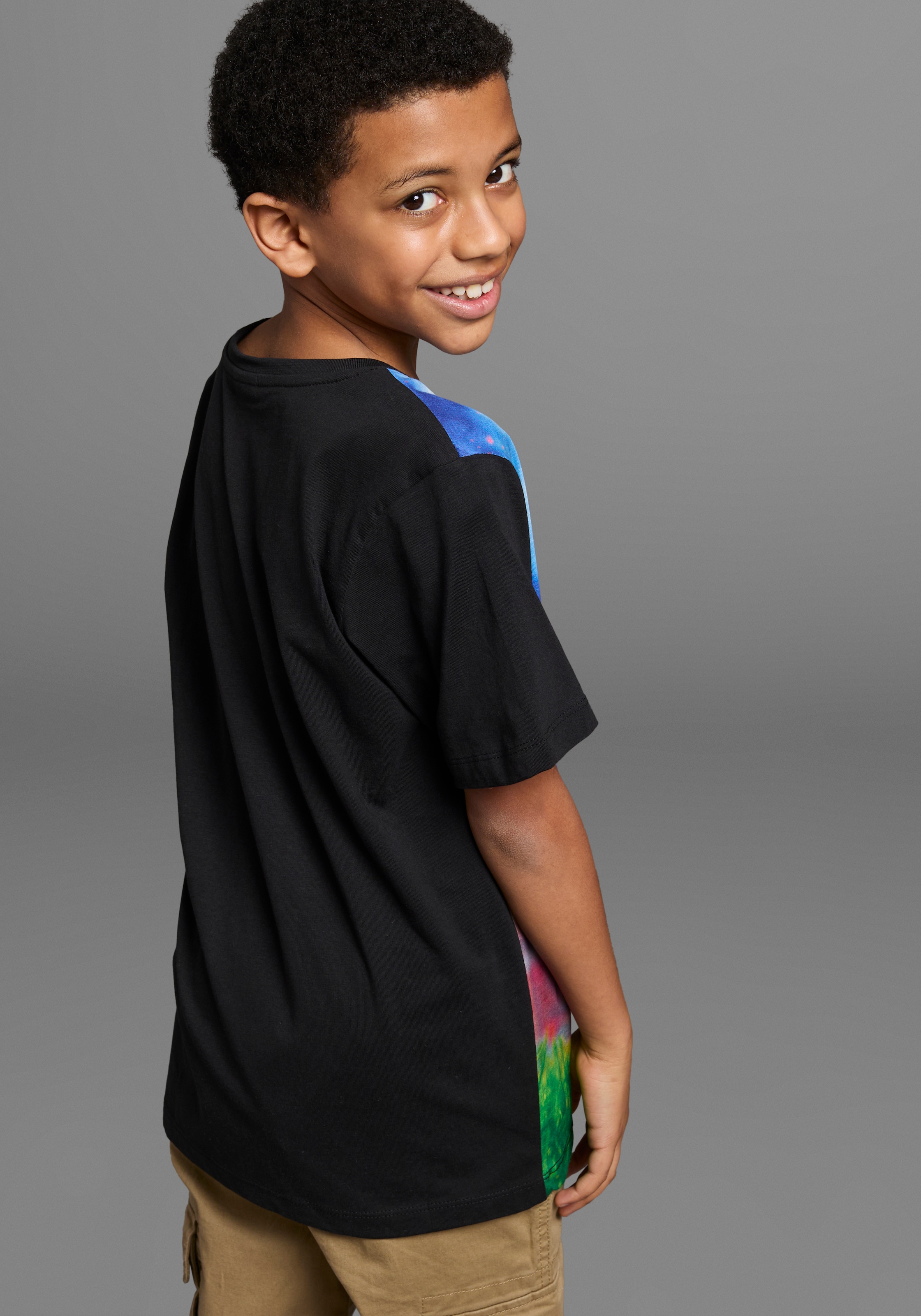 KIDSWORLD T-Shirt »Mit coolem FUSSBALL-Print« Kurzarm,  Basic-Passform,  mit trendigem Druck,  Rundhalsausschnitt