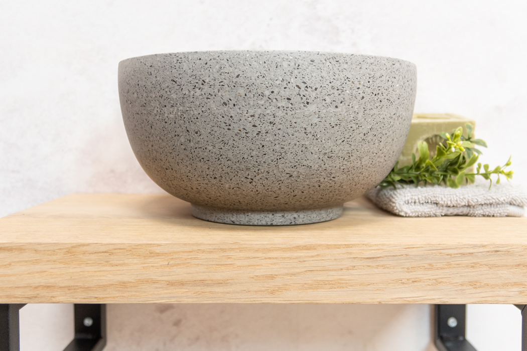 Saniclear Baru fontein met eiken plank en grijze terrazzo waskom voor in het toilet