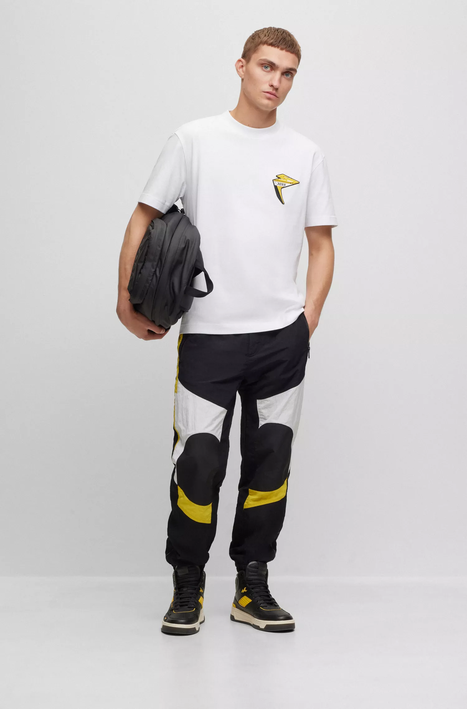 Camiseta BOSS laranja em malha de algodão com patch de logotipo inspirado em corridas.