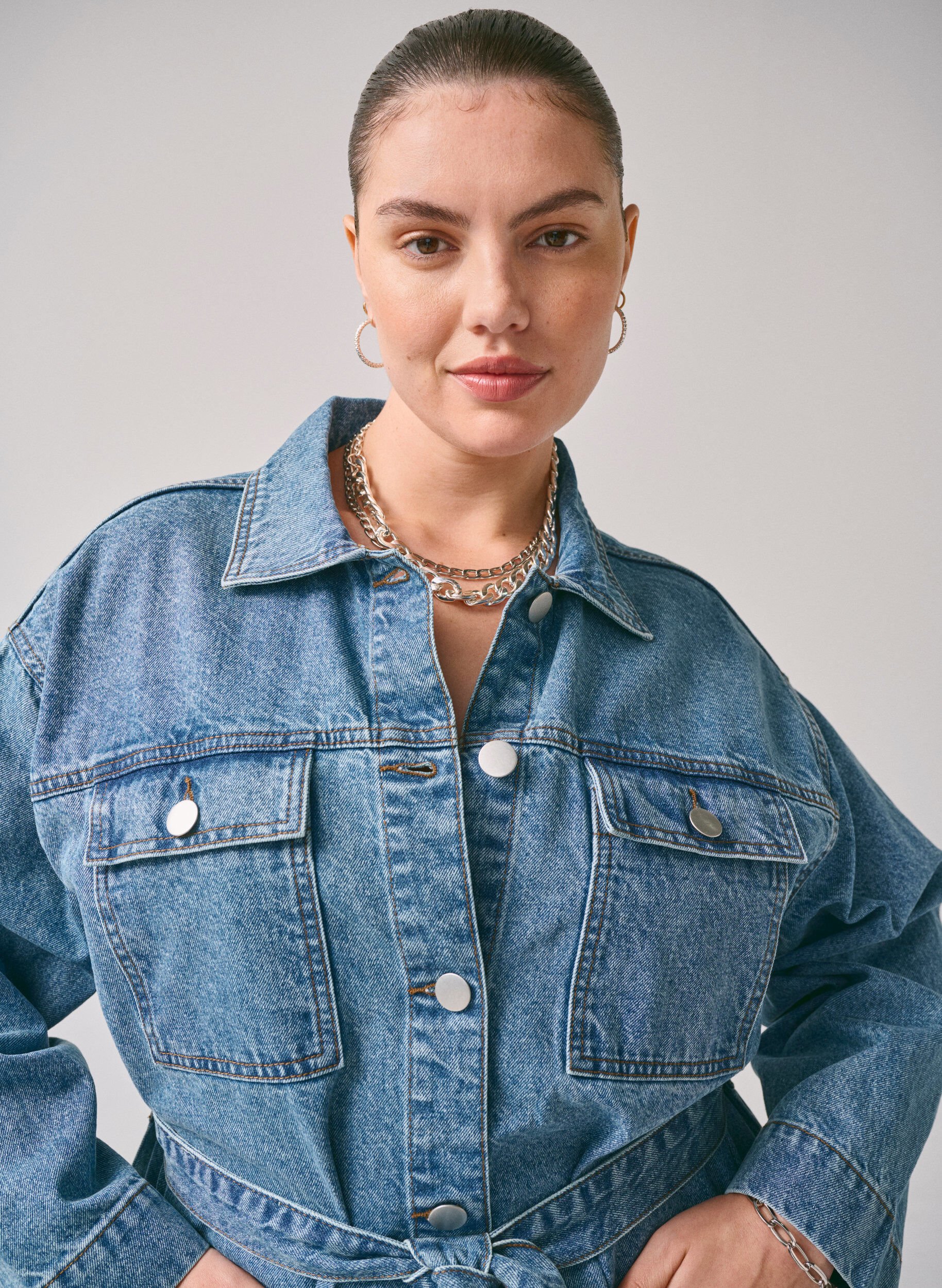 Denimjakke med bindebælte