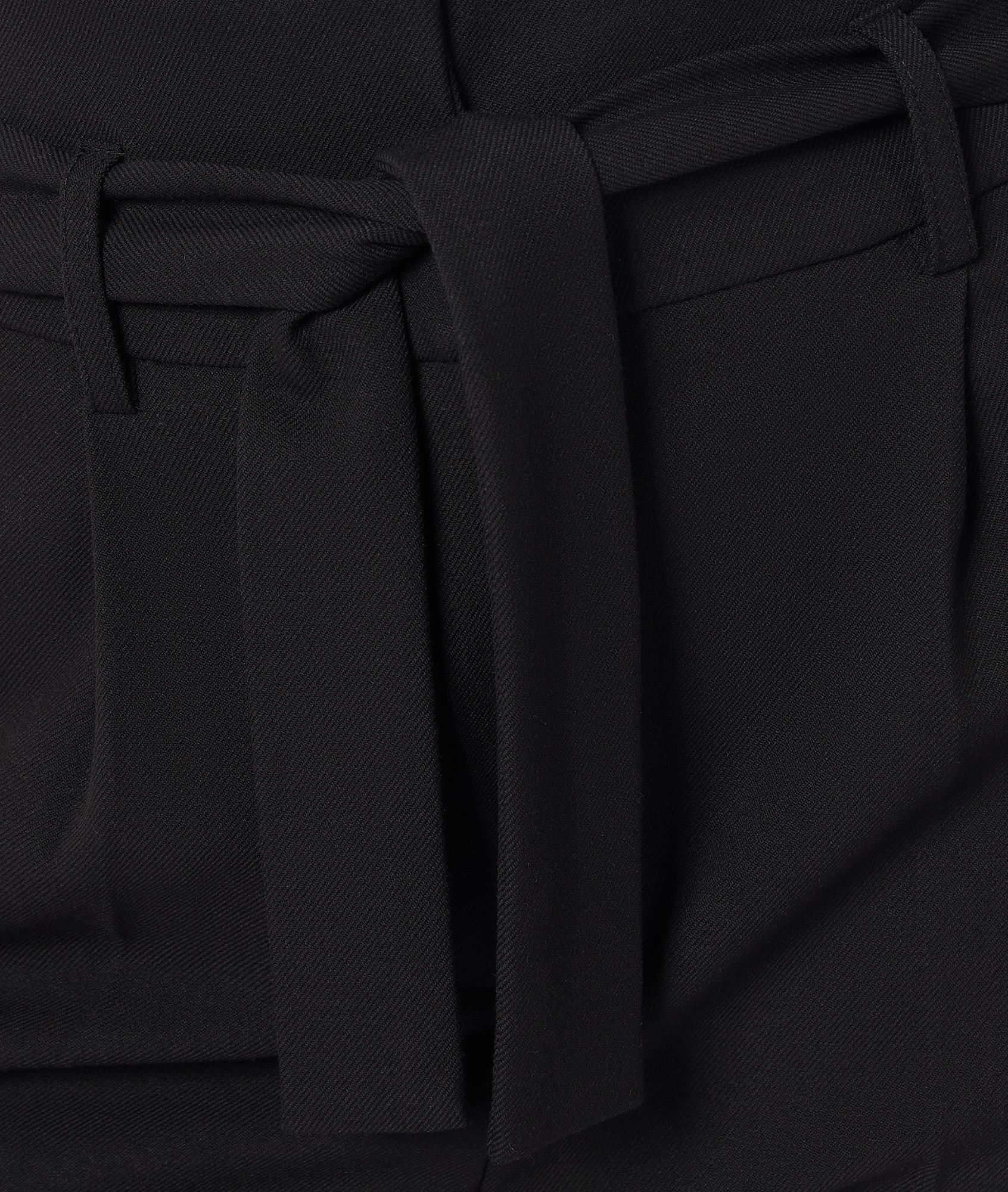 Pantalon coupe carotte avec ceinture