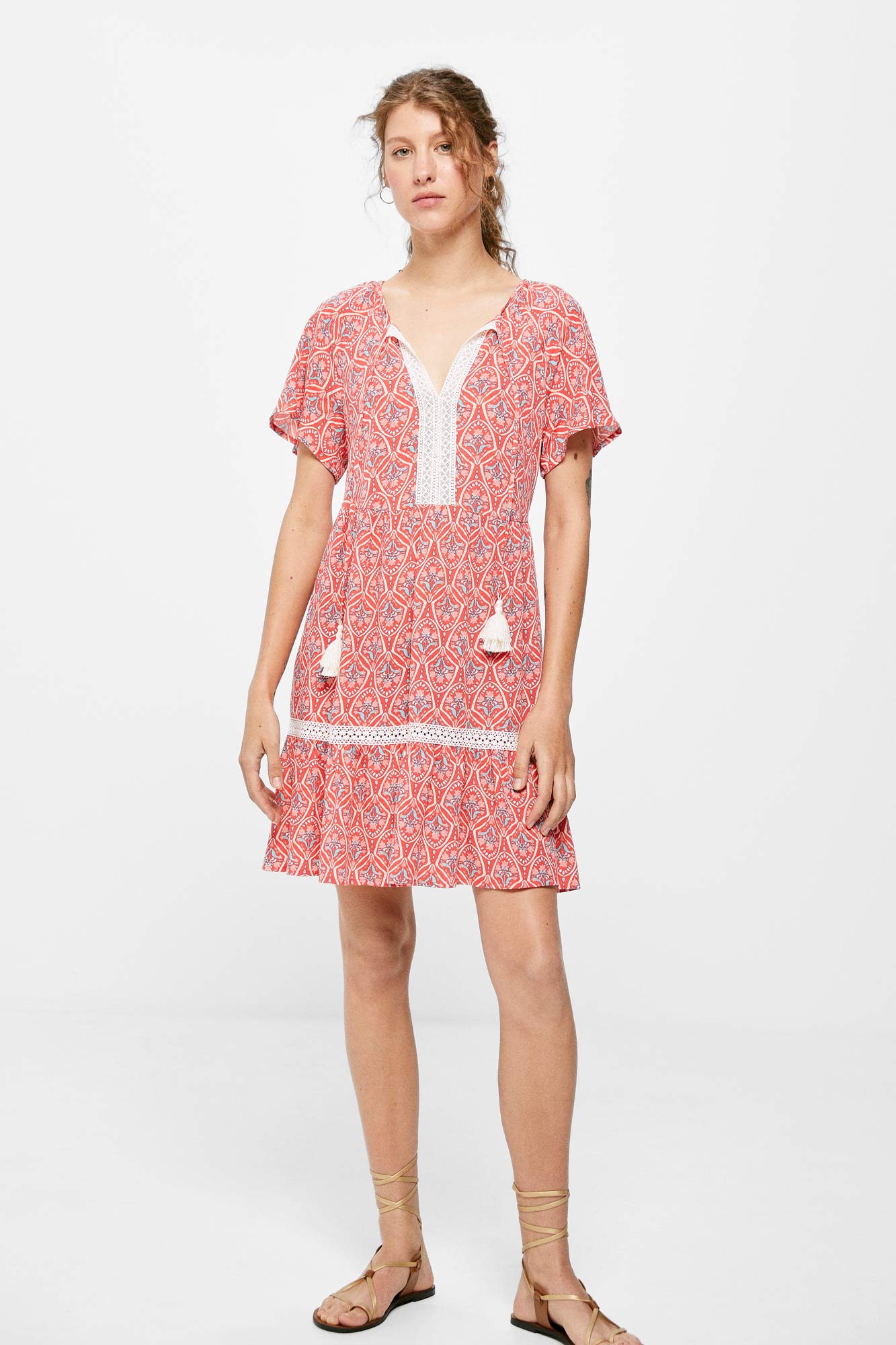 Vestido curto com laços de renda