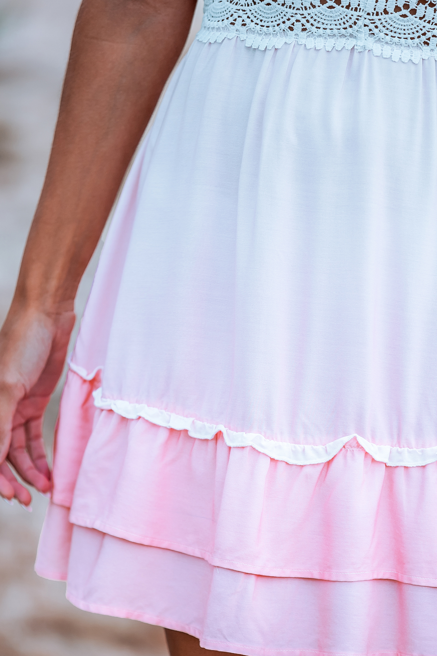 Robe mini sans manches en dentelle à dégradé rose et blanche