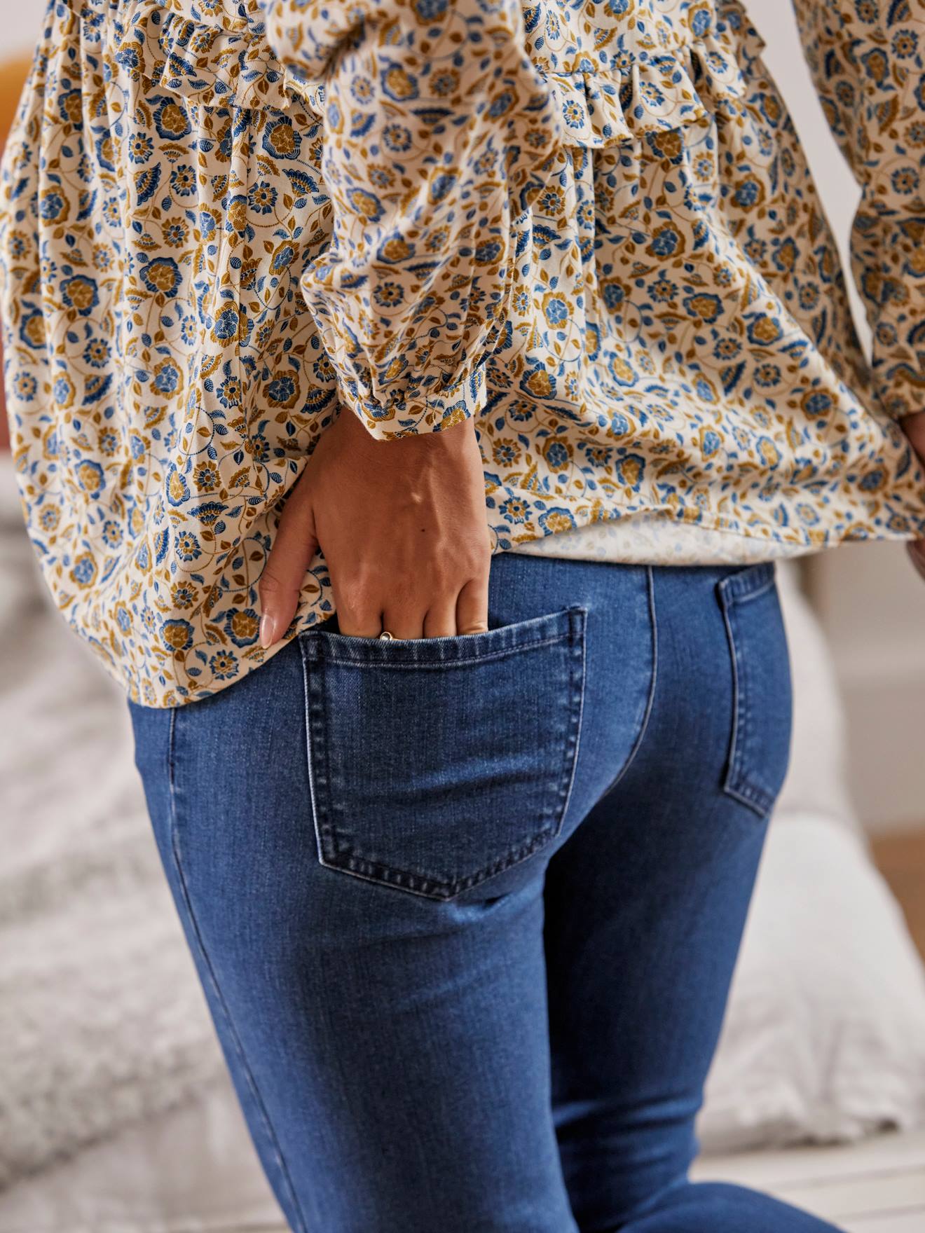 Calça jeans de gestante com corte reto e barra desfiada, 68 cm de entrepernas, azul médio liso