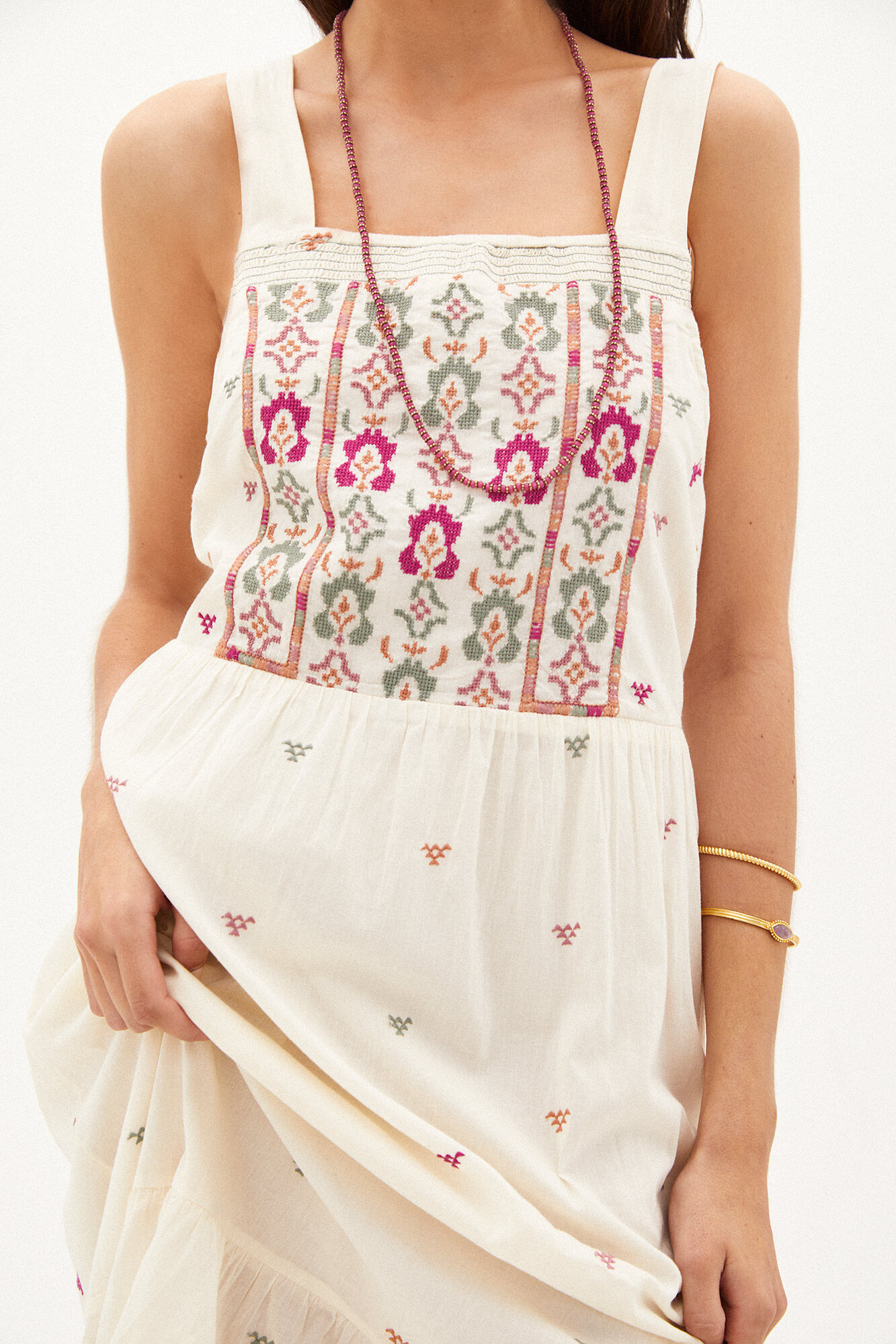 Pia. Vestido midi bordado - Bege
