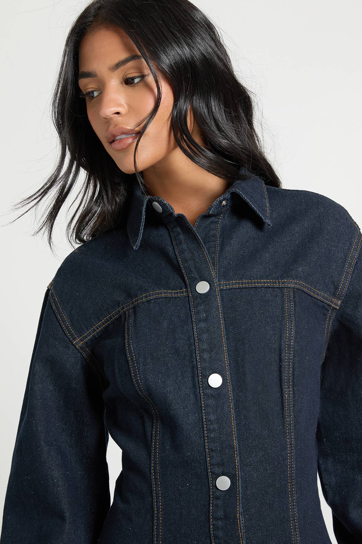 boohoo Robe en jean à manches longues, taille cintrée, version grande taille