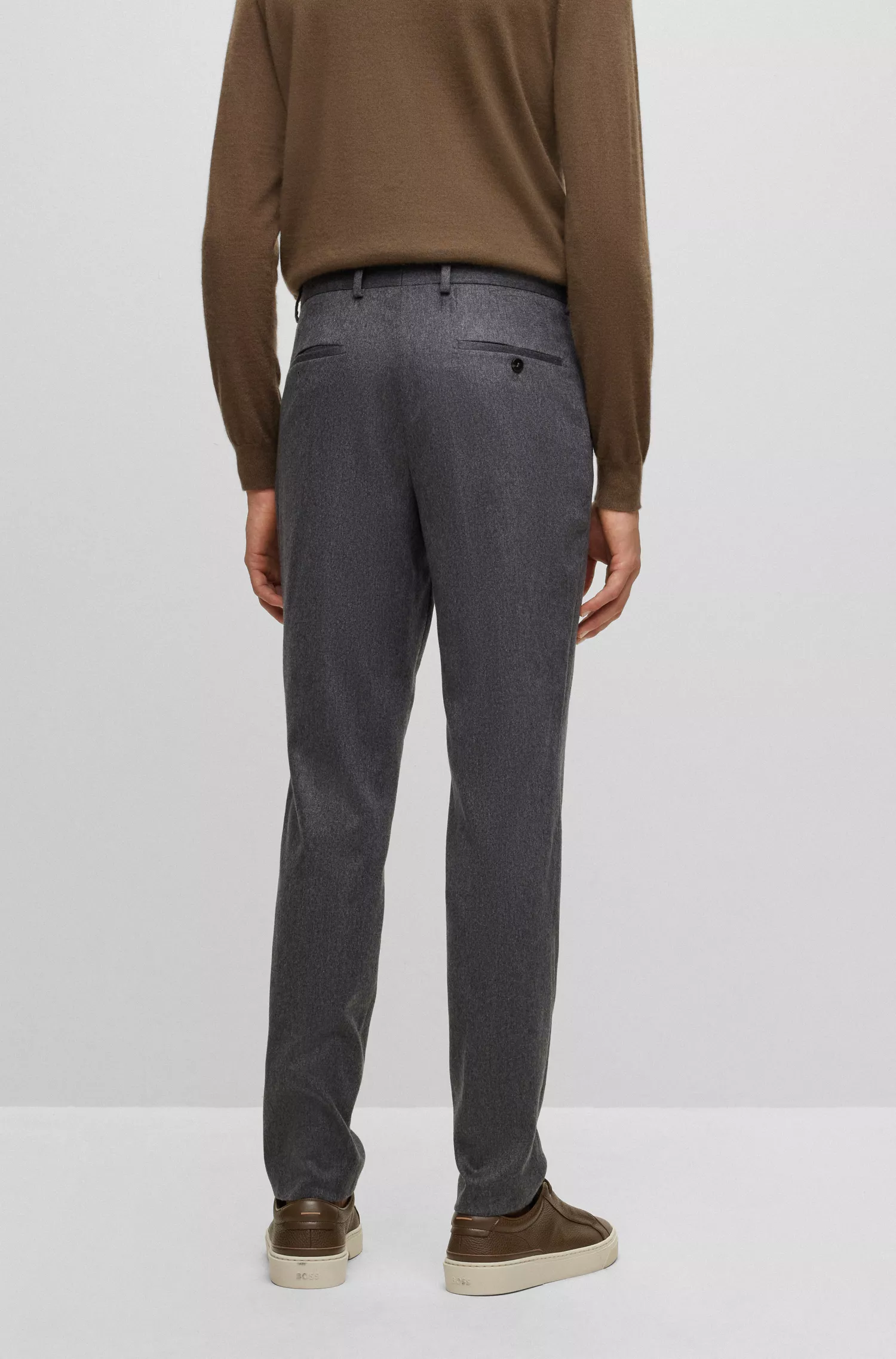 Calça BOSS cor camelo, corte relaxado, em mistura de cashmere.