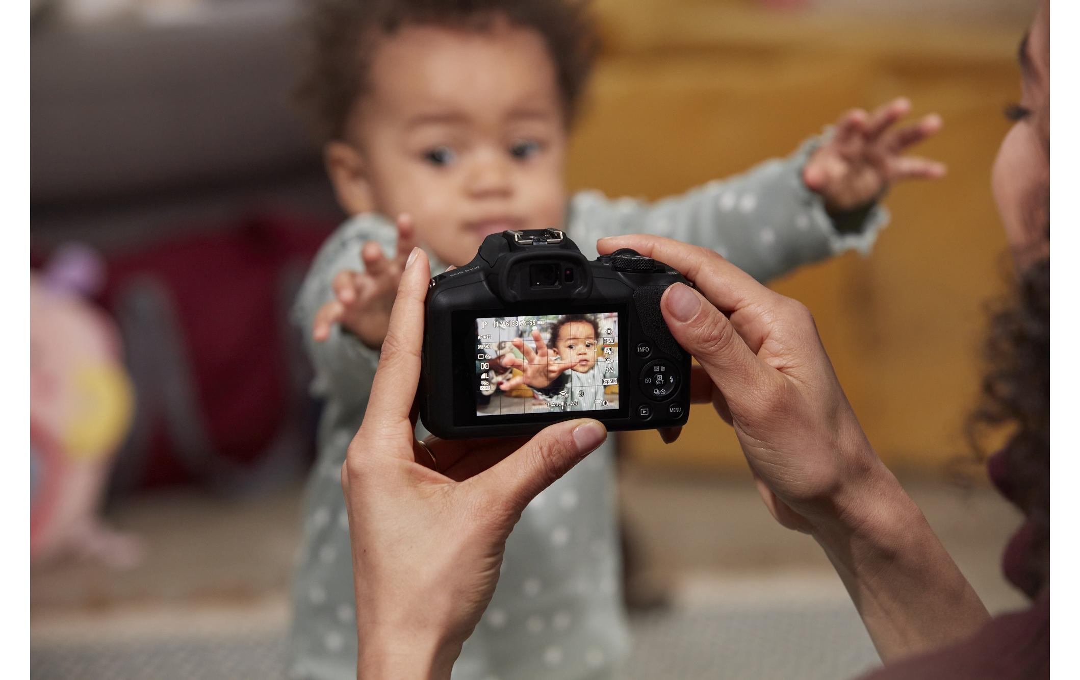 Fotokamera EOS R100 RF-S 18-45 mm + RF-S 18-45 / 75-300 Kit<br>Kompaktkamera mit leistungsstarken Funktionen und zwei Objektiven