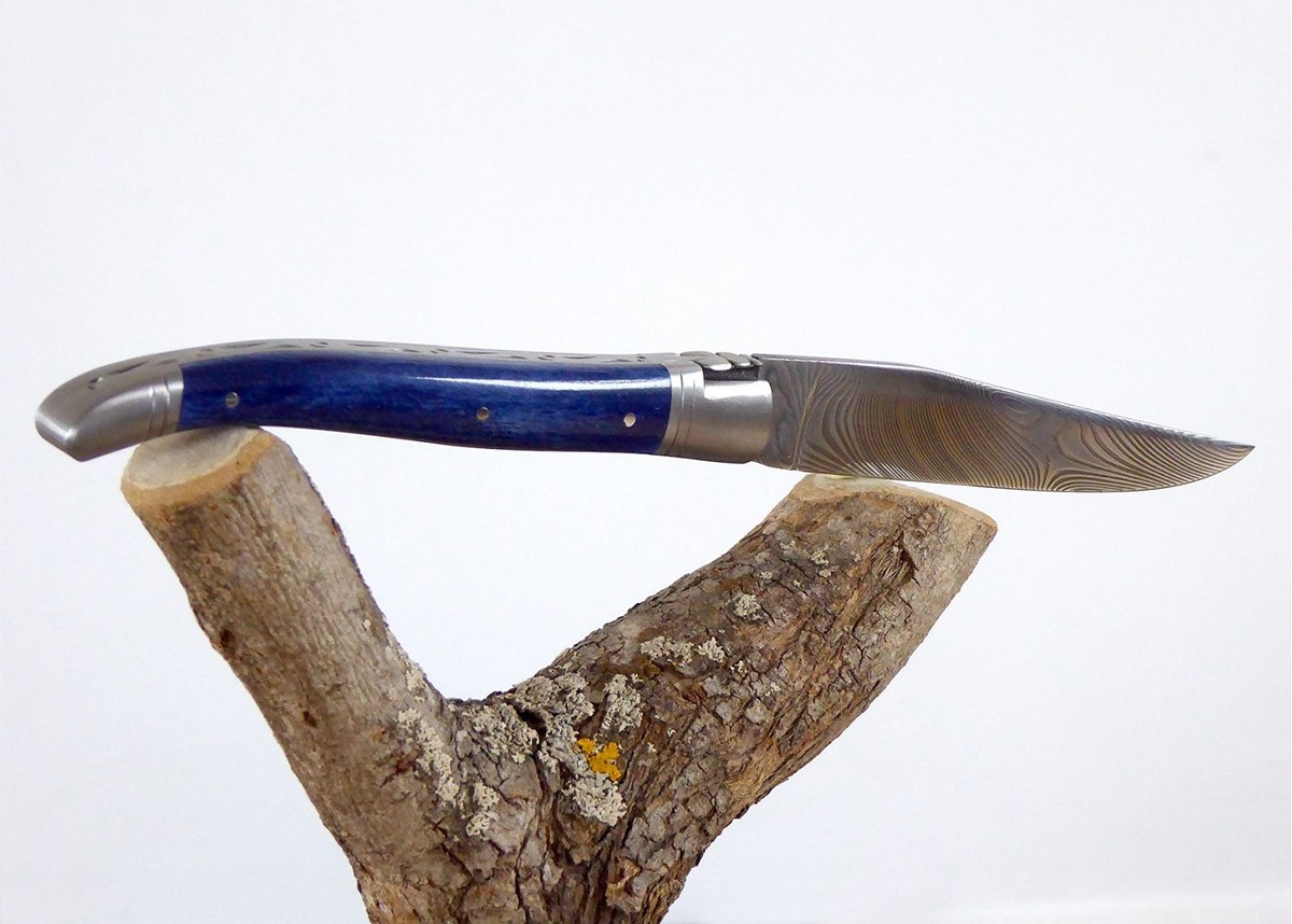 Couteau Laguiole avec un manche en Os de girafe teinté bleu