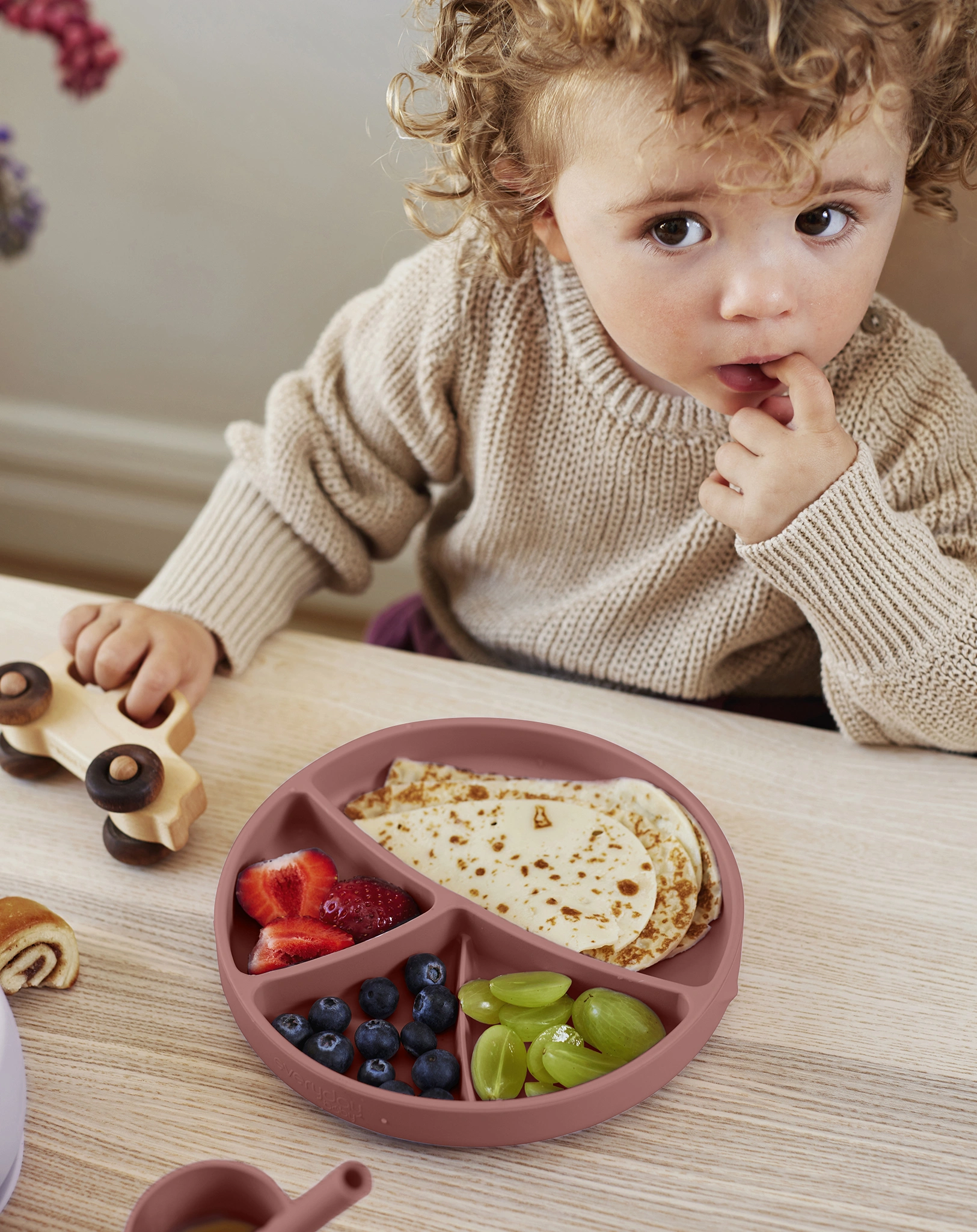 Silikon-Teller EVERYDAY BABY - EAT & LEARN mit Saugfuß in rot