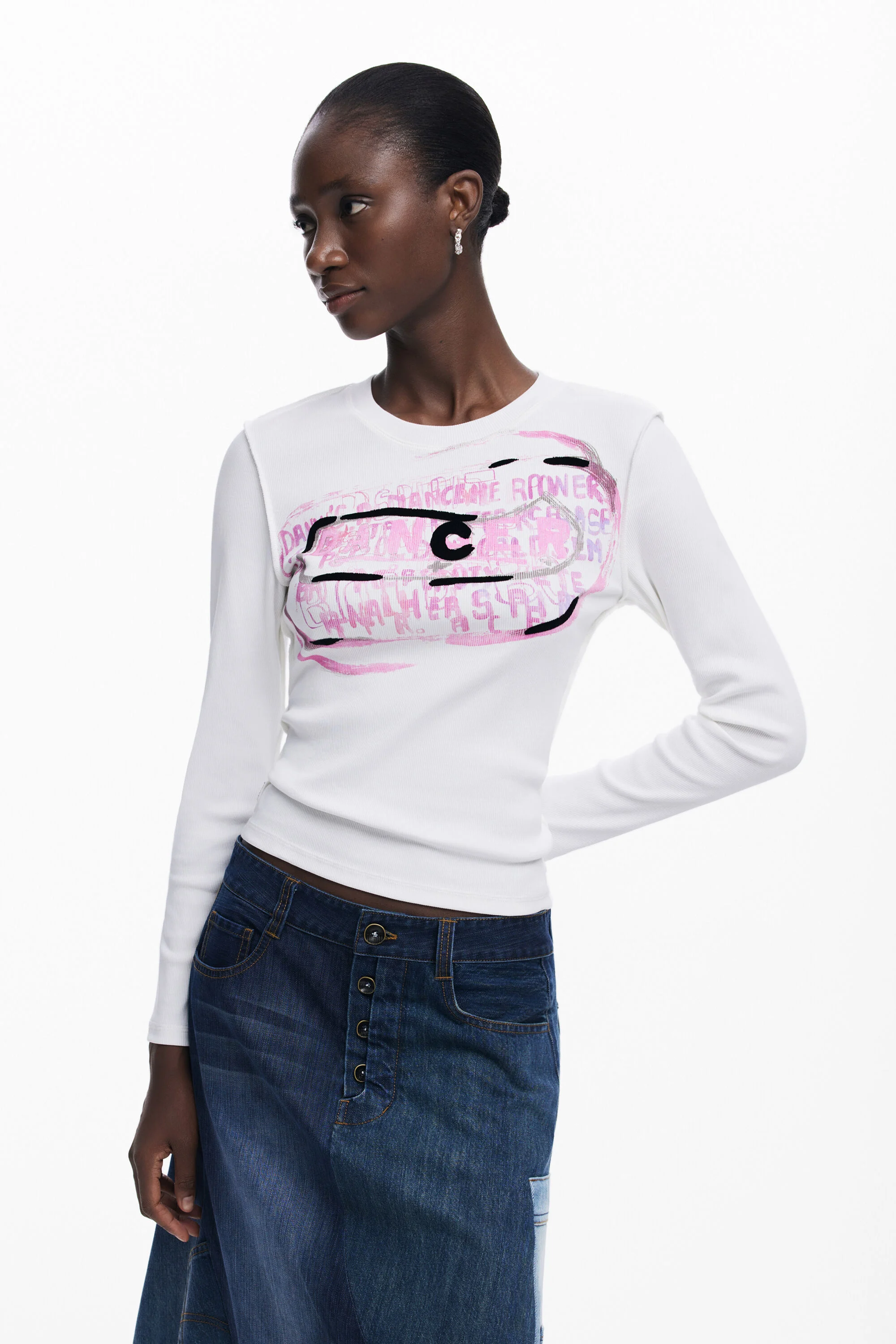 Camiseta de manga comprida com letras rosa