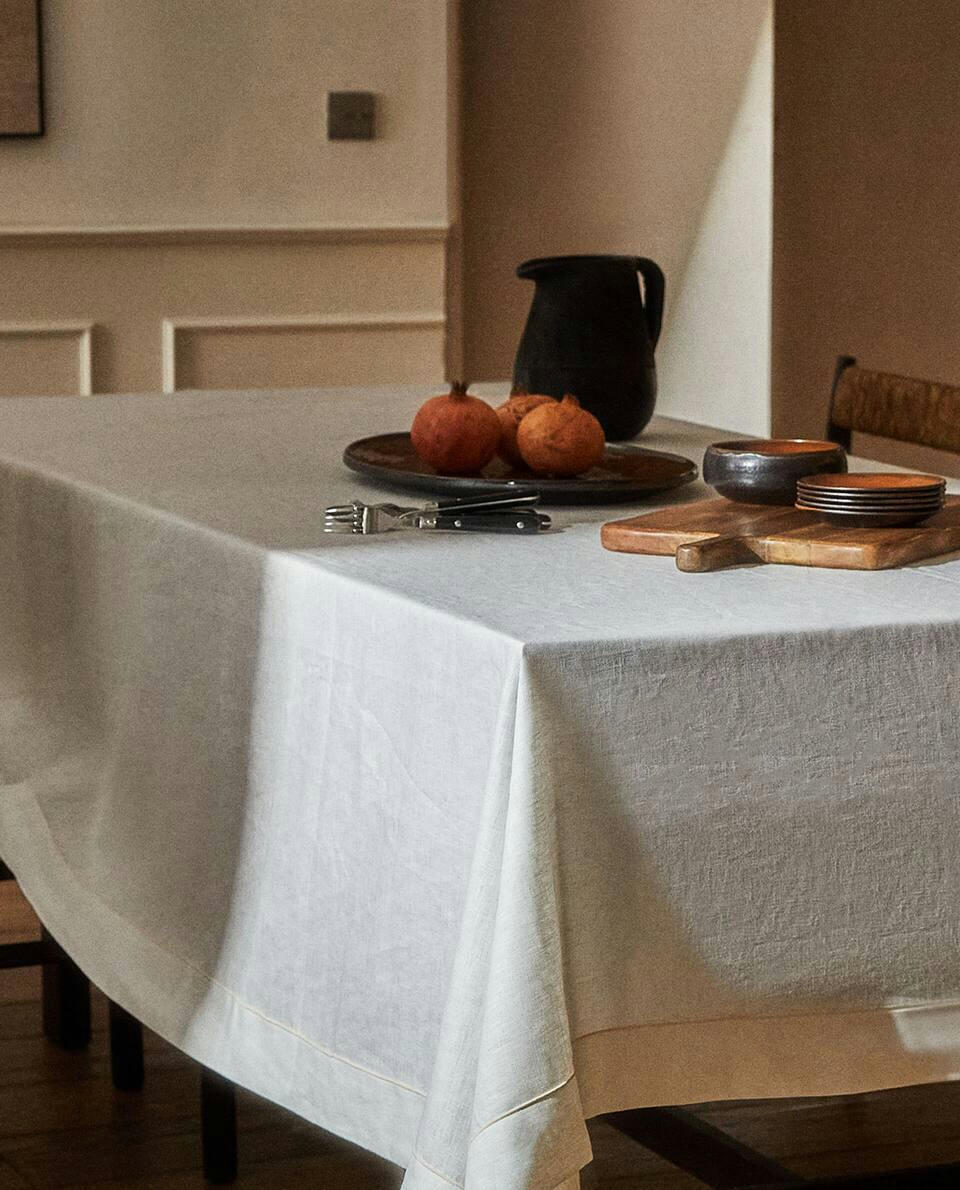 TOALHA DE MESA DE LINHO COM DETALHE EM VIÉS