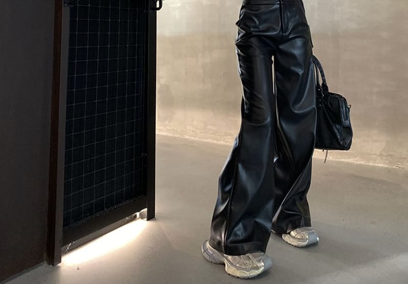 Soswift - Kunstleren cropped jack met rits / Middelhoge kunstleren broek met wijde pijpen
