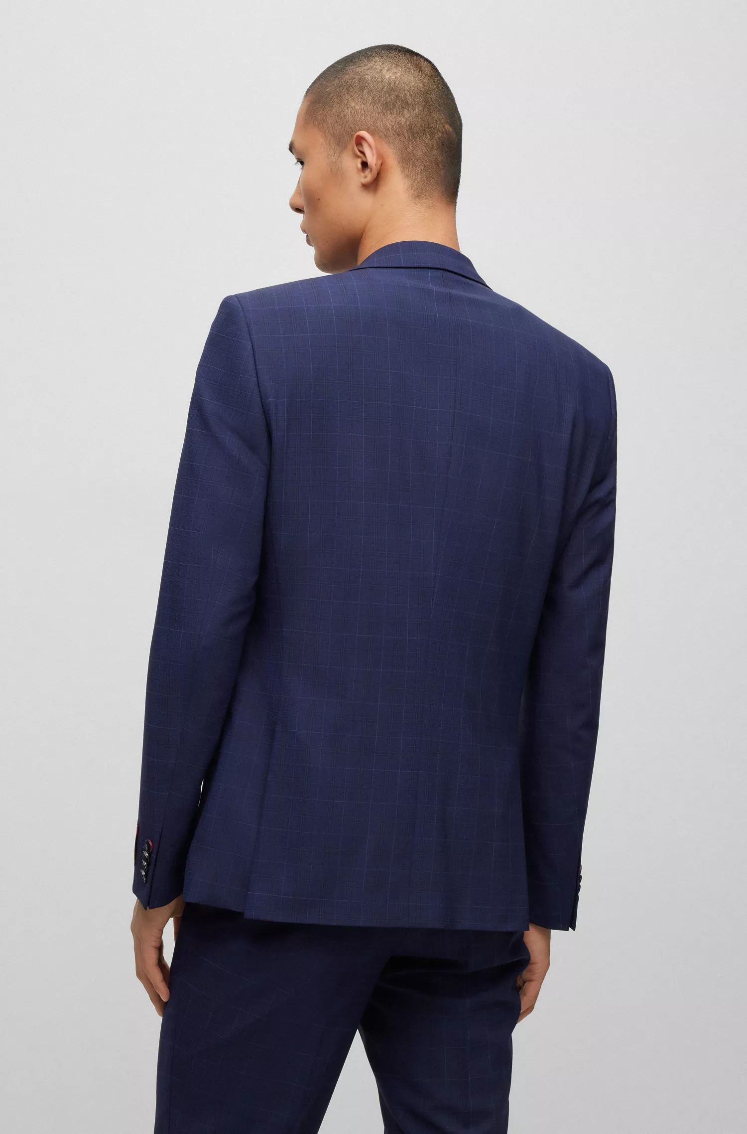 Terno HUGO vermelho de três peças, corte slim, em tecido elástico xadrez.