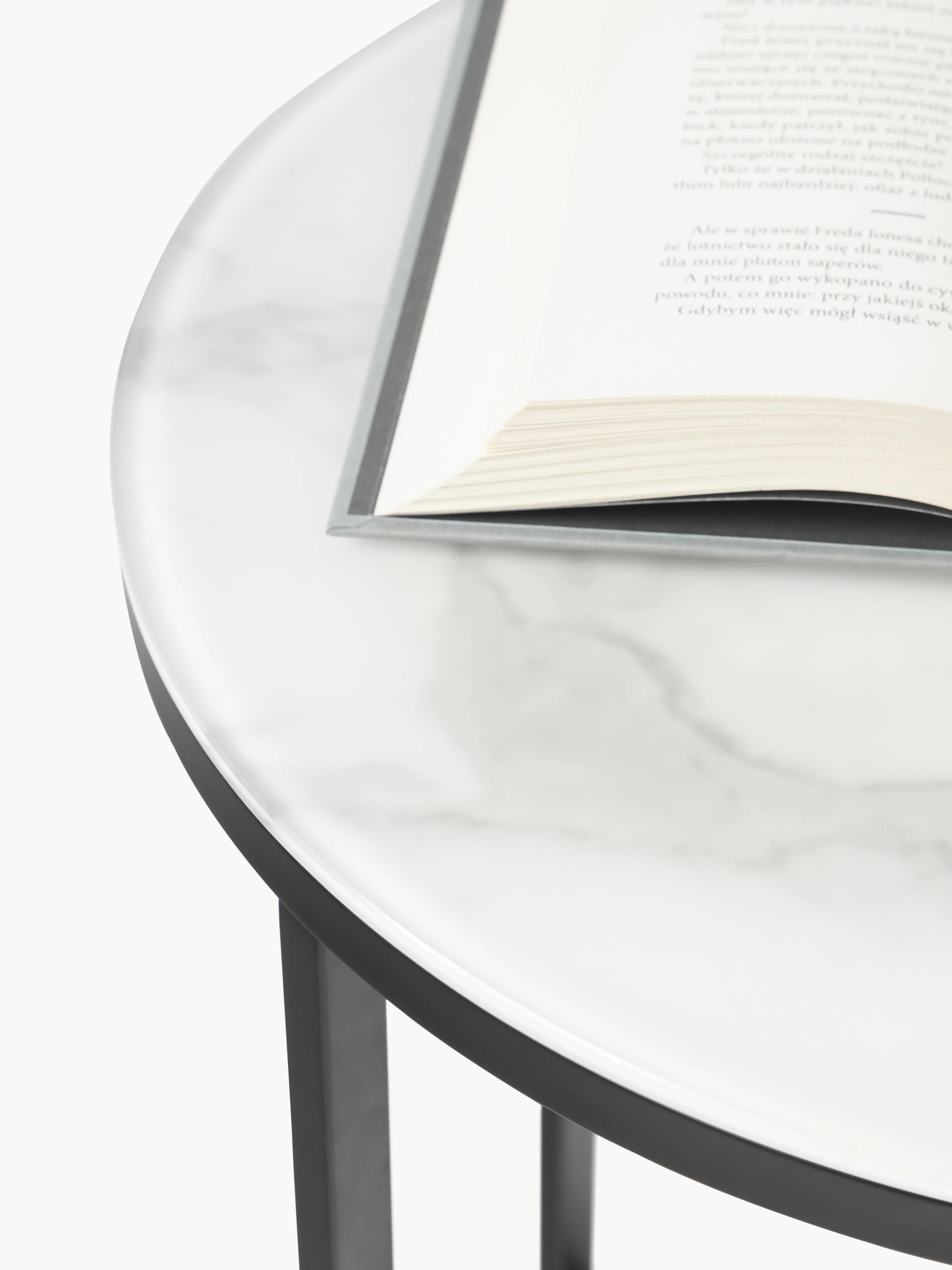 Ronde bijzettafel Antigua met glazen tafelblad in marmerlook