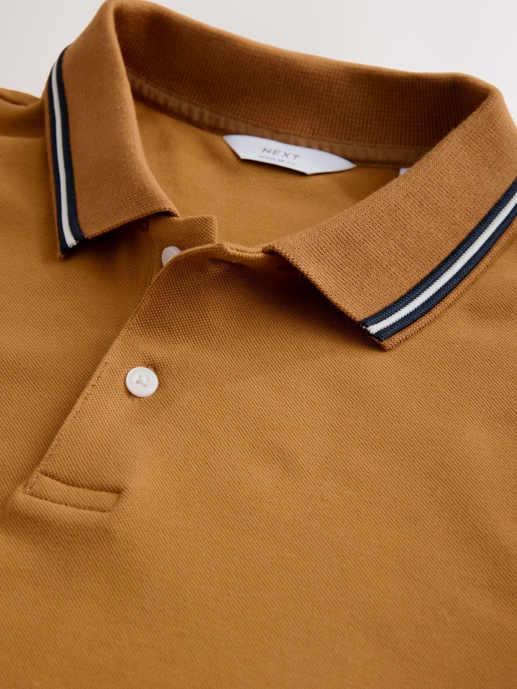 Okergeel - Regular fit poloshirt met korte mouwen en contrasterende randen