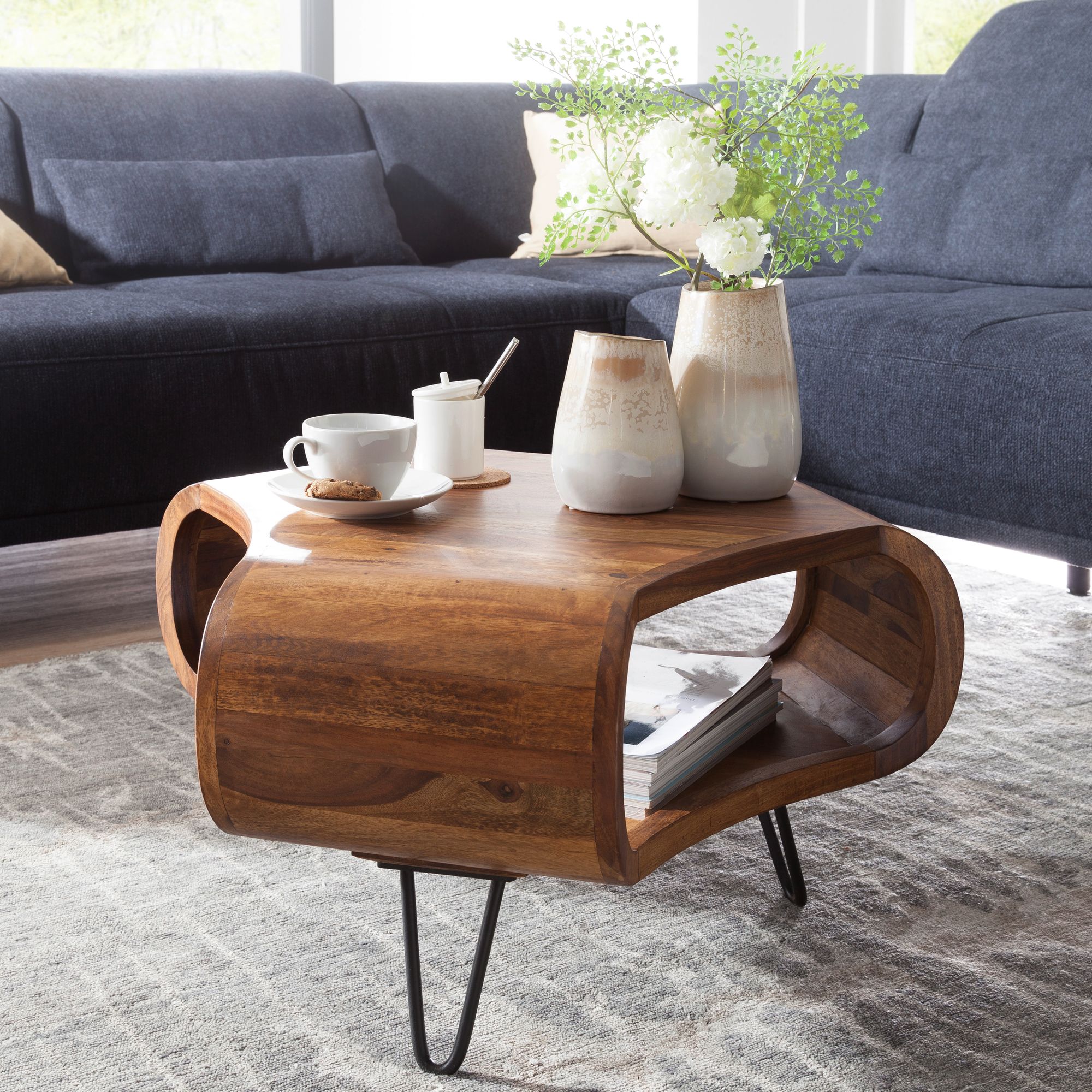 KADIMA DESIGN Massiver Couchtisch aus Sheesham Holz, Landhaus-Stil, Stauraum, 55x38x55 cm.