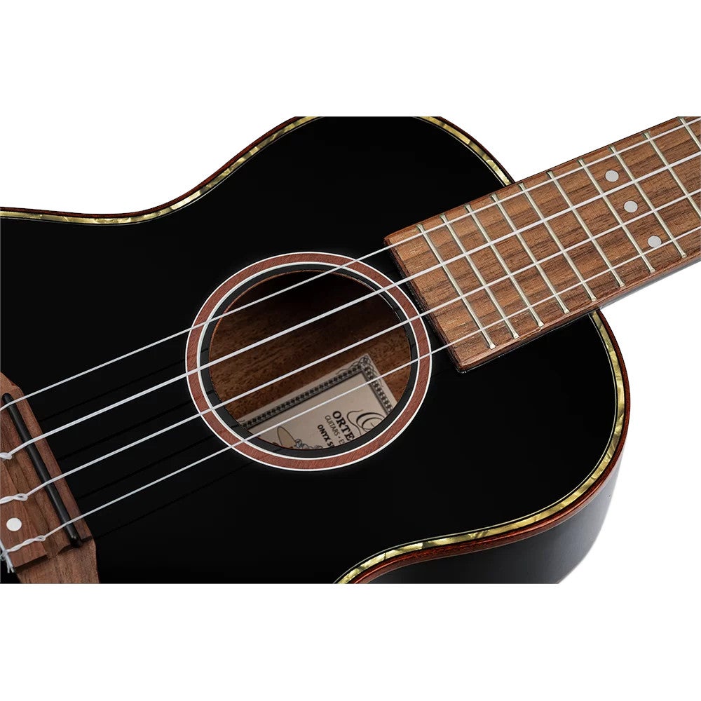 Ortega RUOX-CC Onyx Series Concert Size Ukulele Black concert ukelele met gigbag