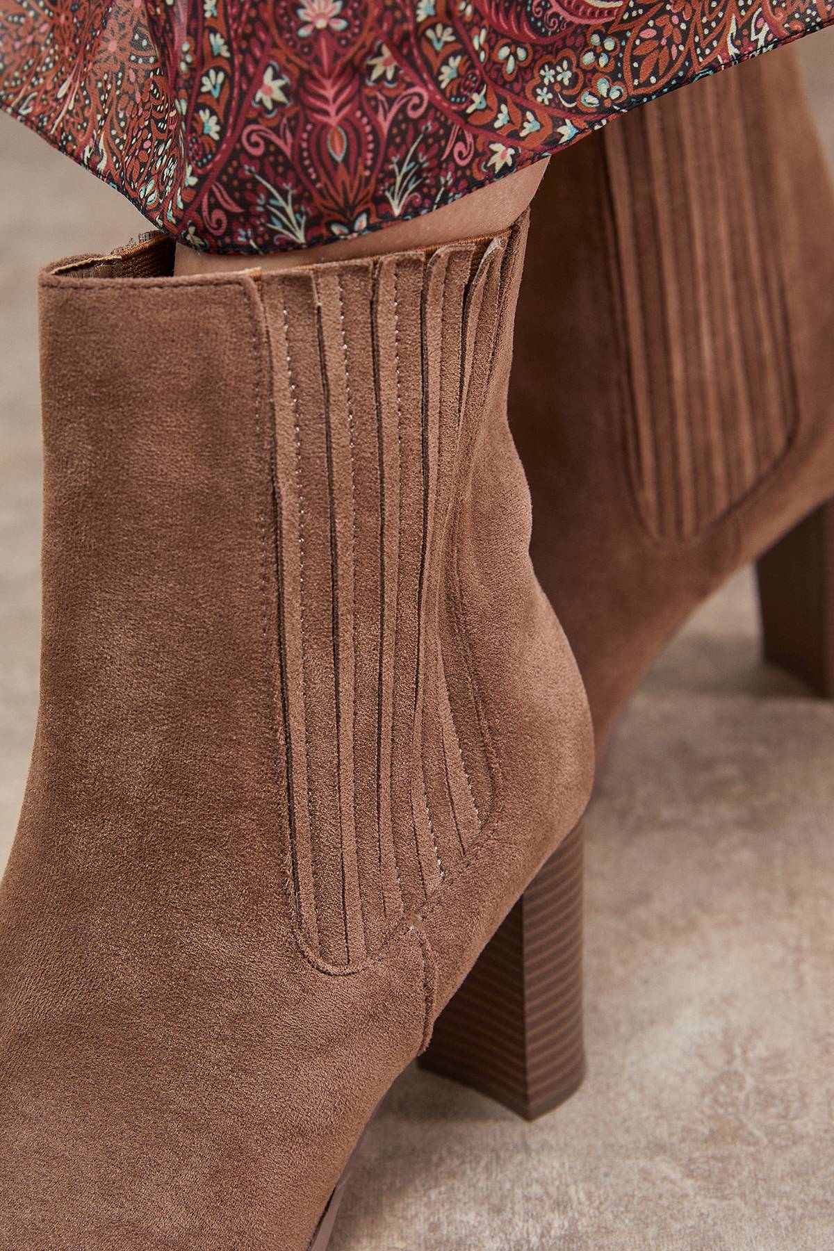 Oasis Bottines Chelsea à Talon Bloc Haut Maria Coupe Large en Daim Synthétique à Bout Pointu