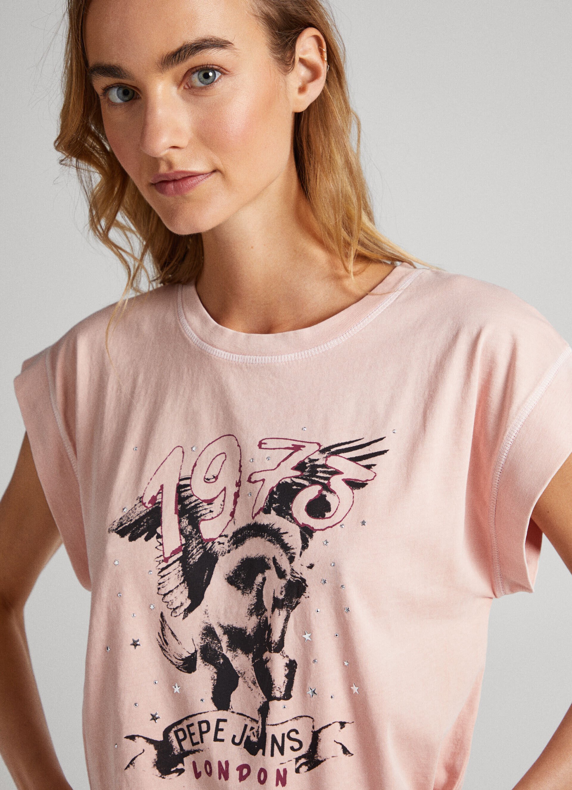 Camiseta com detalhes em strass - rosa acinzentado