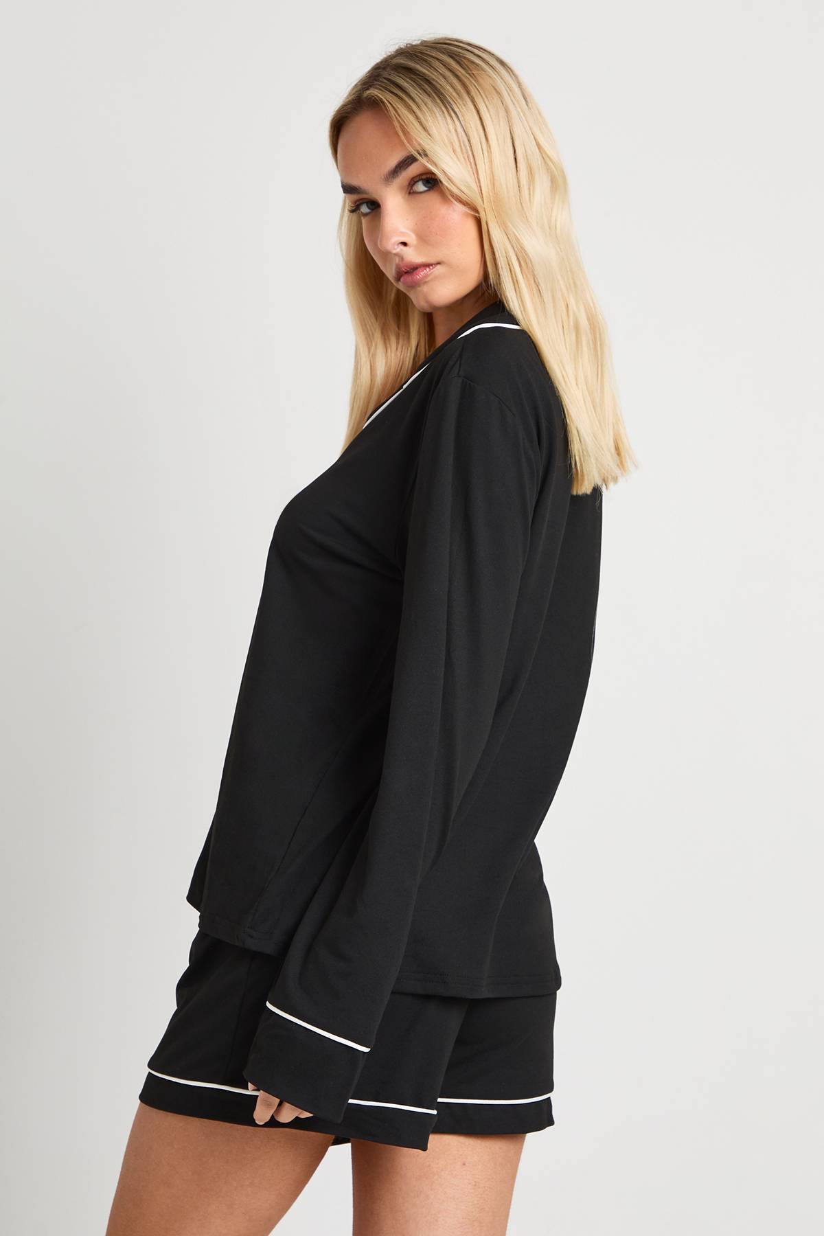 boohoo Ensemble Pyjama Chemise À Manches Longues Et Short En Jersey Avec Détails Passepoilés