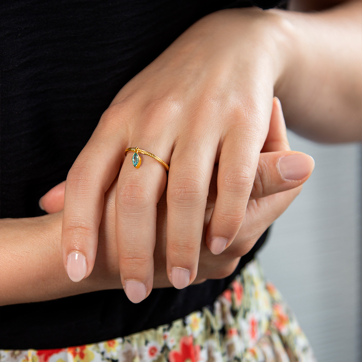 Bague plaqué or jaune perlée, pampille zirconia bleu