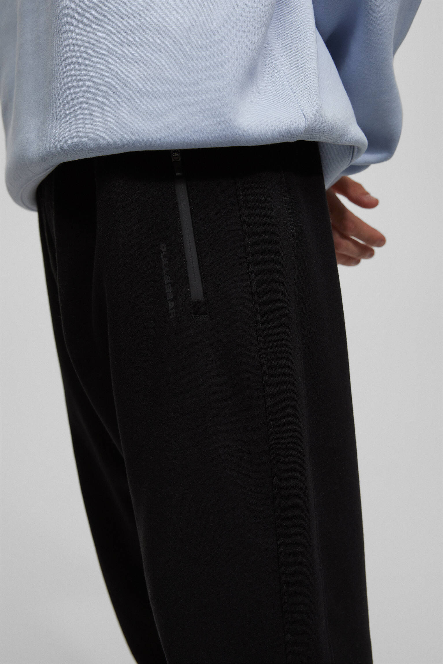 Calça de moletom estilo jogger com zíper - preta
