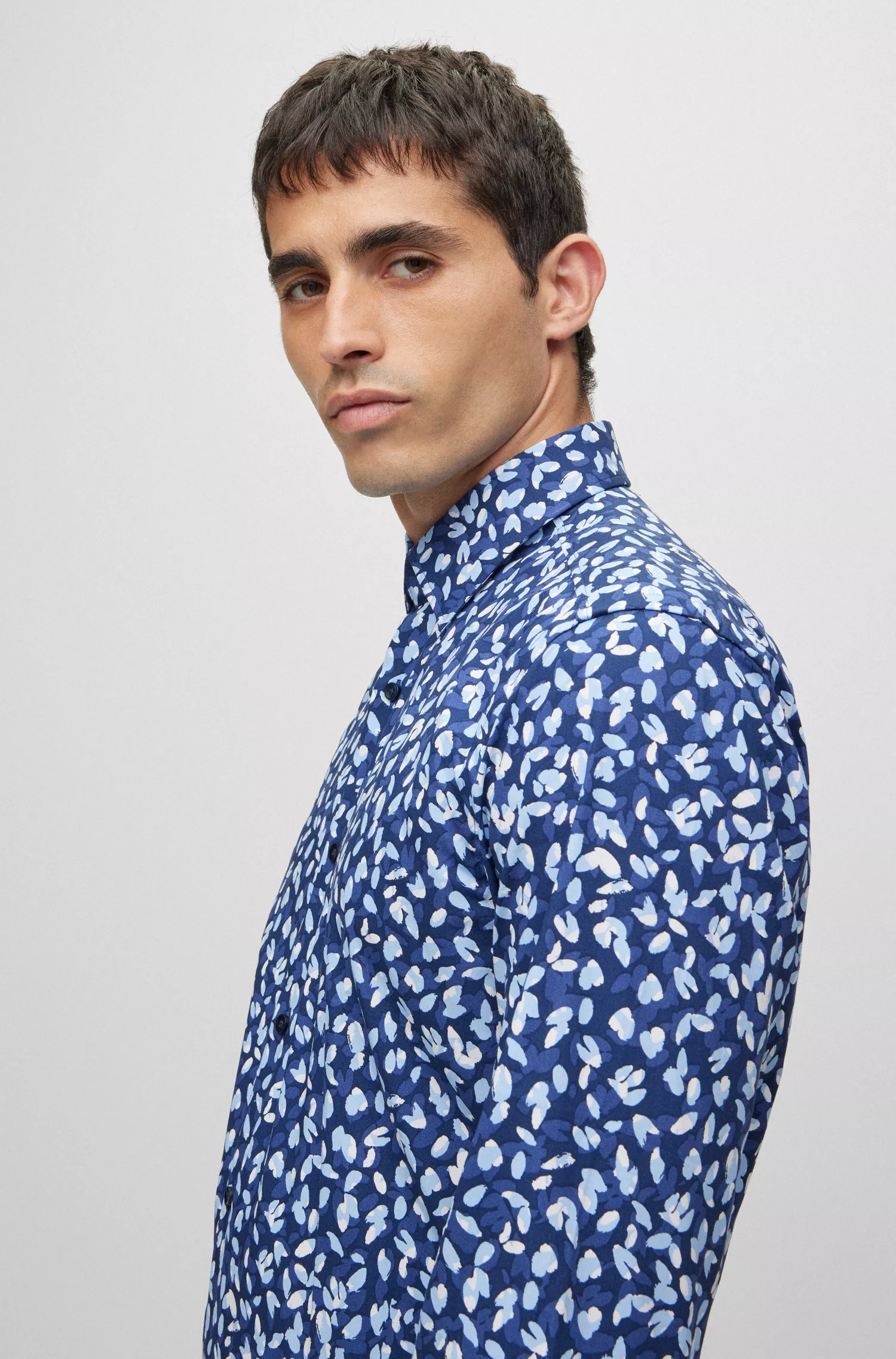 Camisa BOSS preta de corte slim em algodão elástico estampado.