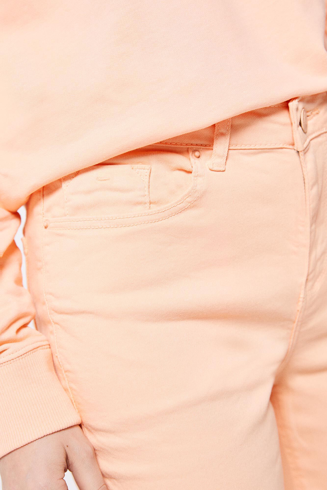 Calça jeans cropped slim tingida ecologicamente - coral