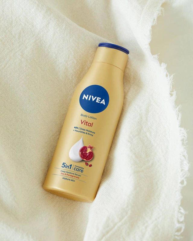 NIVEA Vital Bodylotion - Body Care - 72 uur lange hydratatie - Lotion Met granaatappelextract - 250 ml