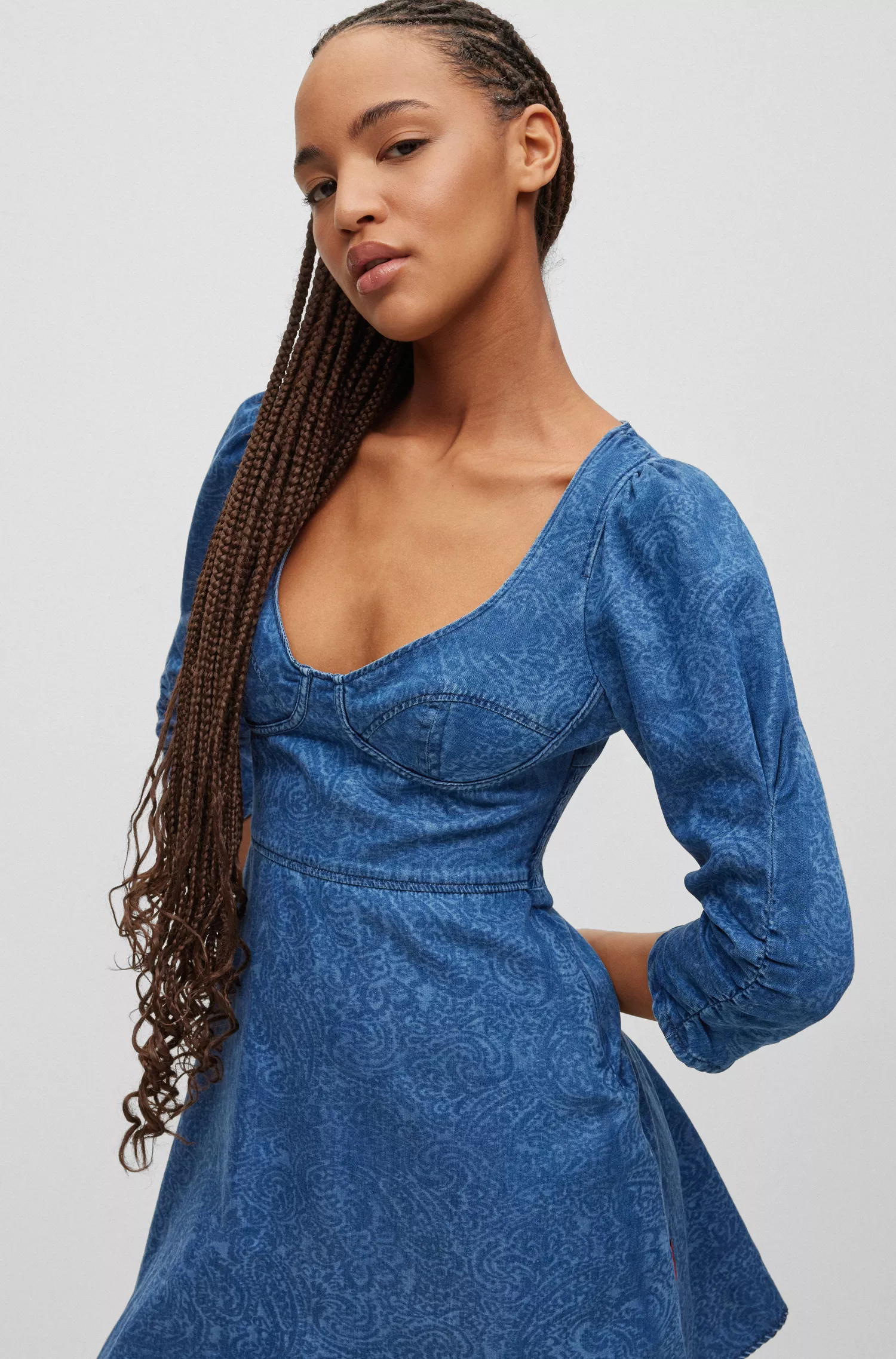 Vestido HUGO vermelho estilo bustiê com estampa paisley