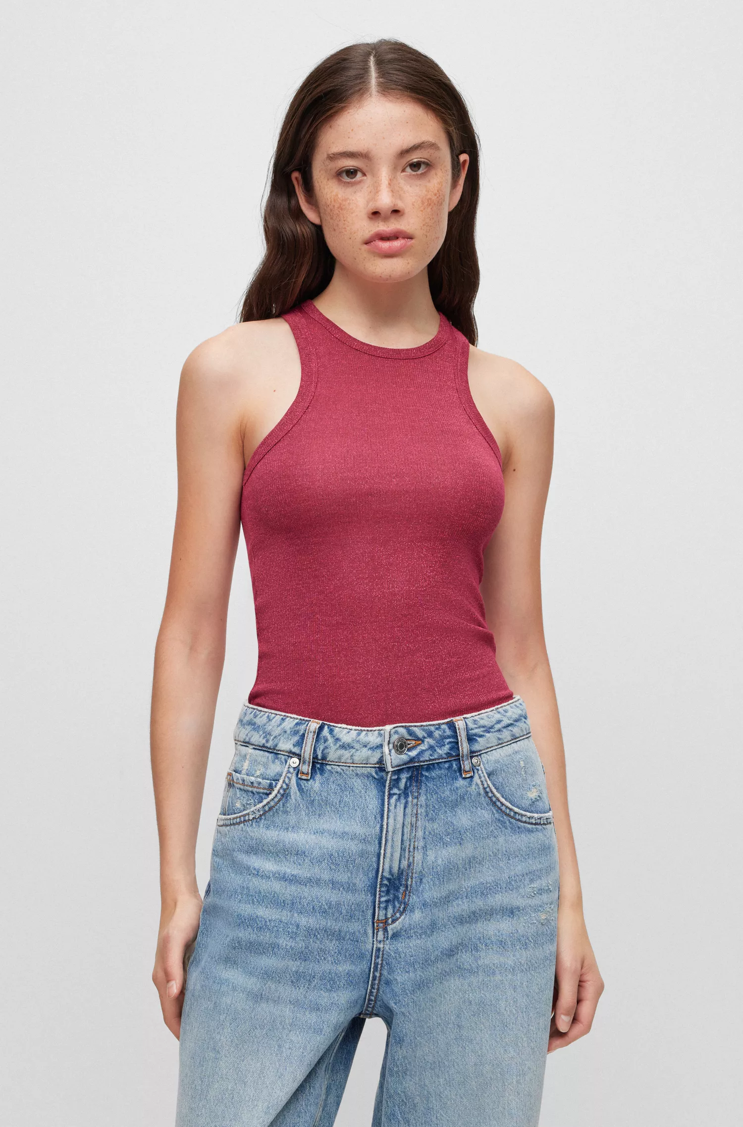 Conjunto HUGO vermelho com duas regatas com efeito glitter, em caixa de presente.