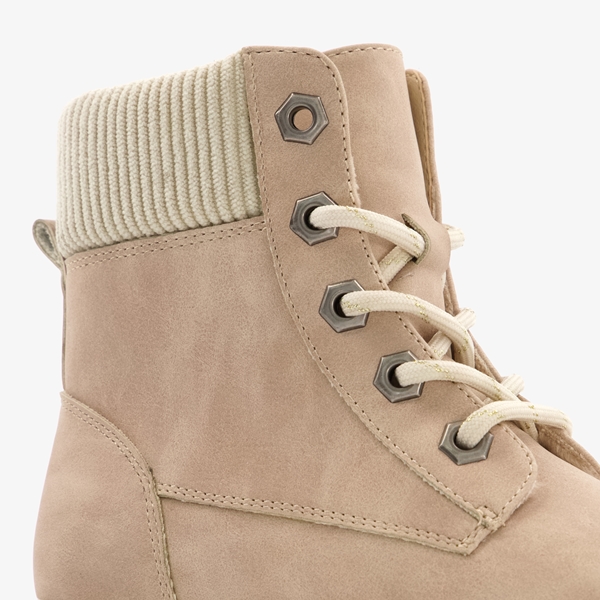 Blue Box gevoerde meisjes veterboots
