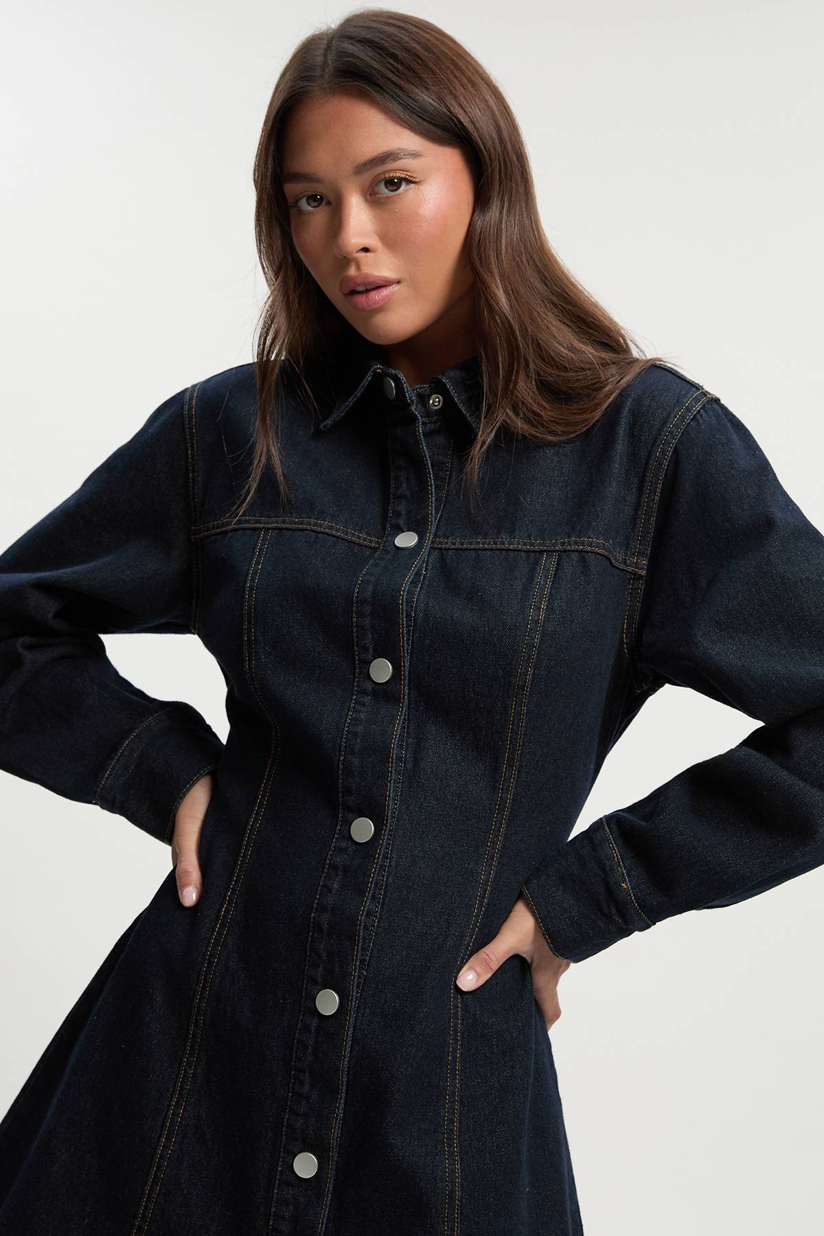 boohoo Robe en denim à manches longues, taille cintrée