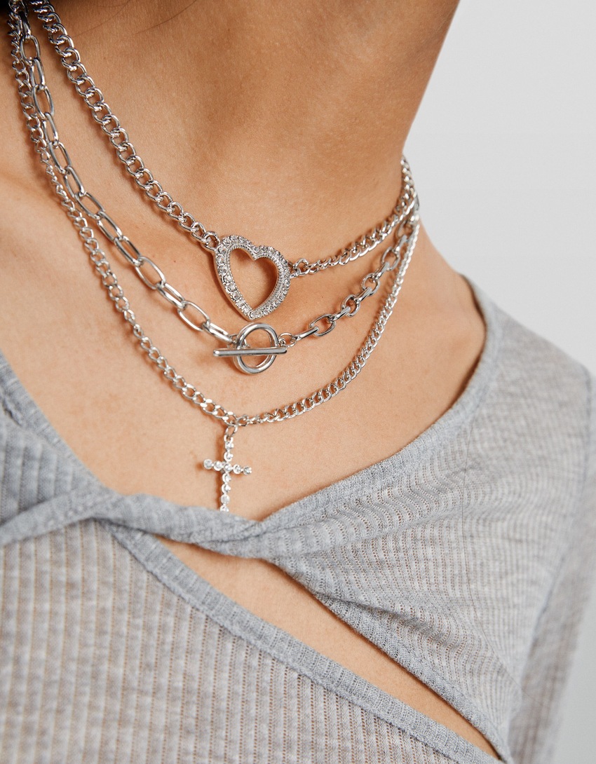 Conjunto de 3 colares com pingente de coração e strass.