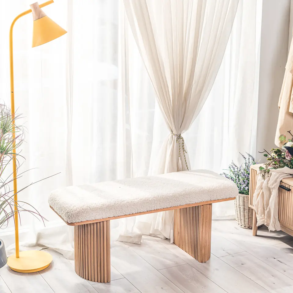 Bank van massief hout en witte lussen