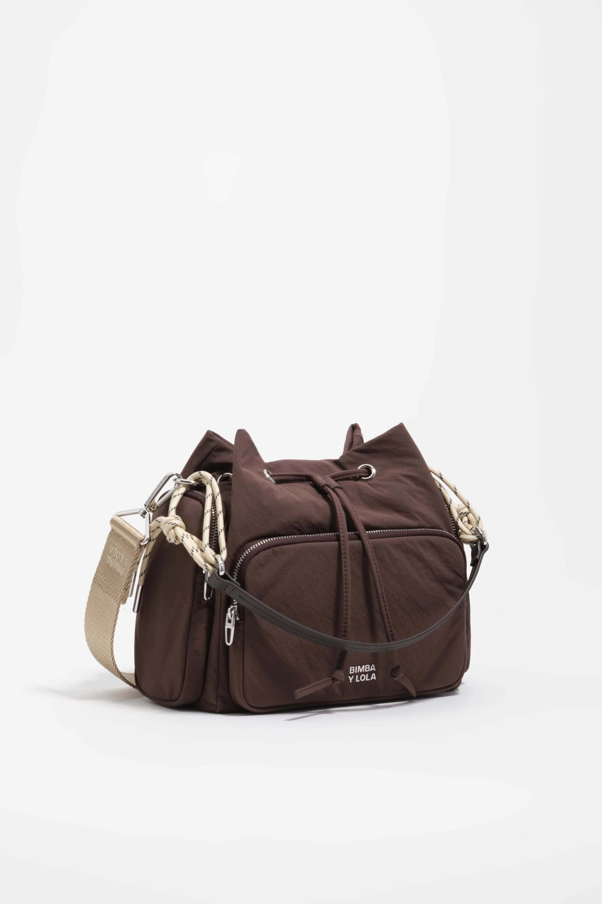 Bolsa tipo balde de bolso em nylon marrom escuro médio