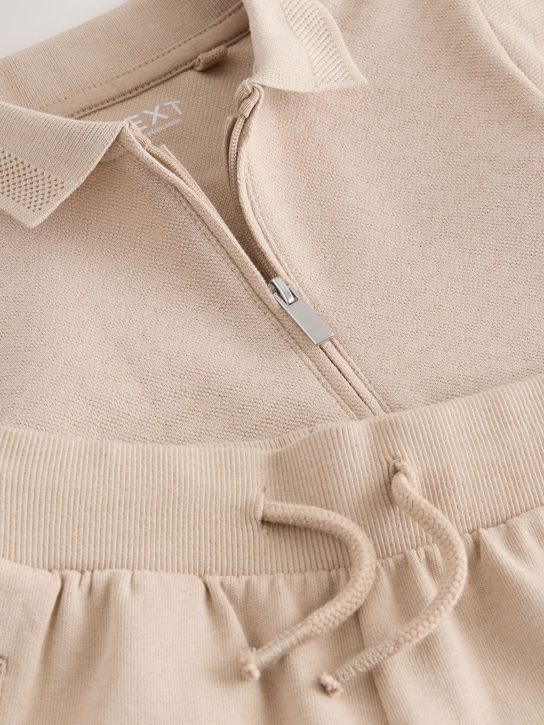 Neutraal met textuur - Set van poloshirt met korte mouwen, rits bij de hals en short (3mnd-7jr)