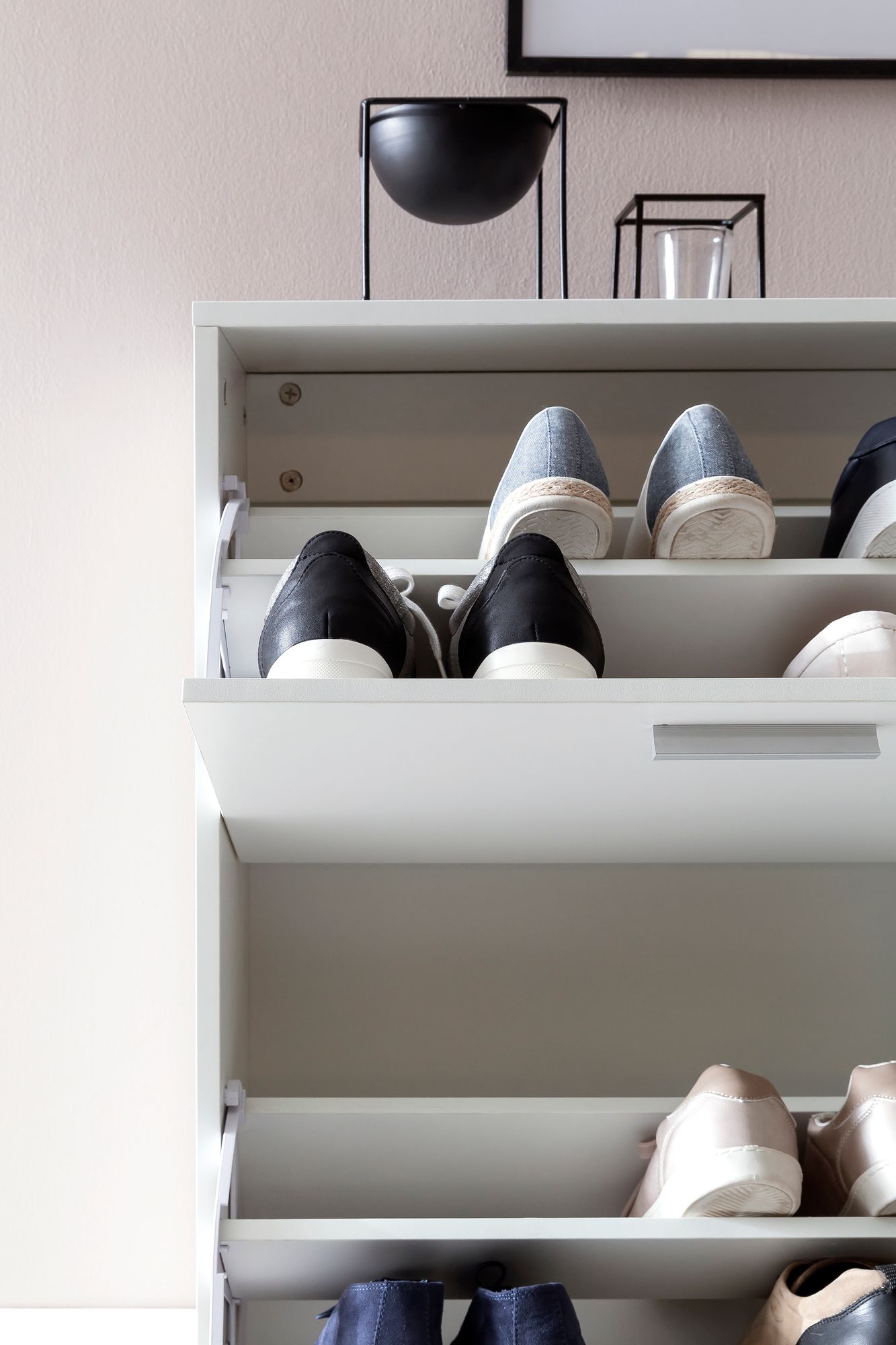 KADIMA DESIGN Schuhschrank NIDDA Holz: Zeitloses Design, große Ablagefläche, 4 Klapptüren, 8 Schuhablagen, einfacher Aufbau.